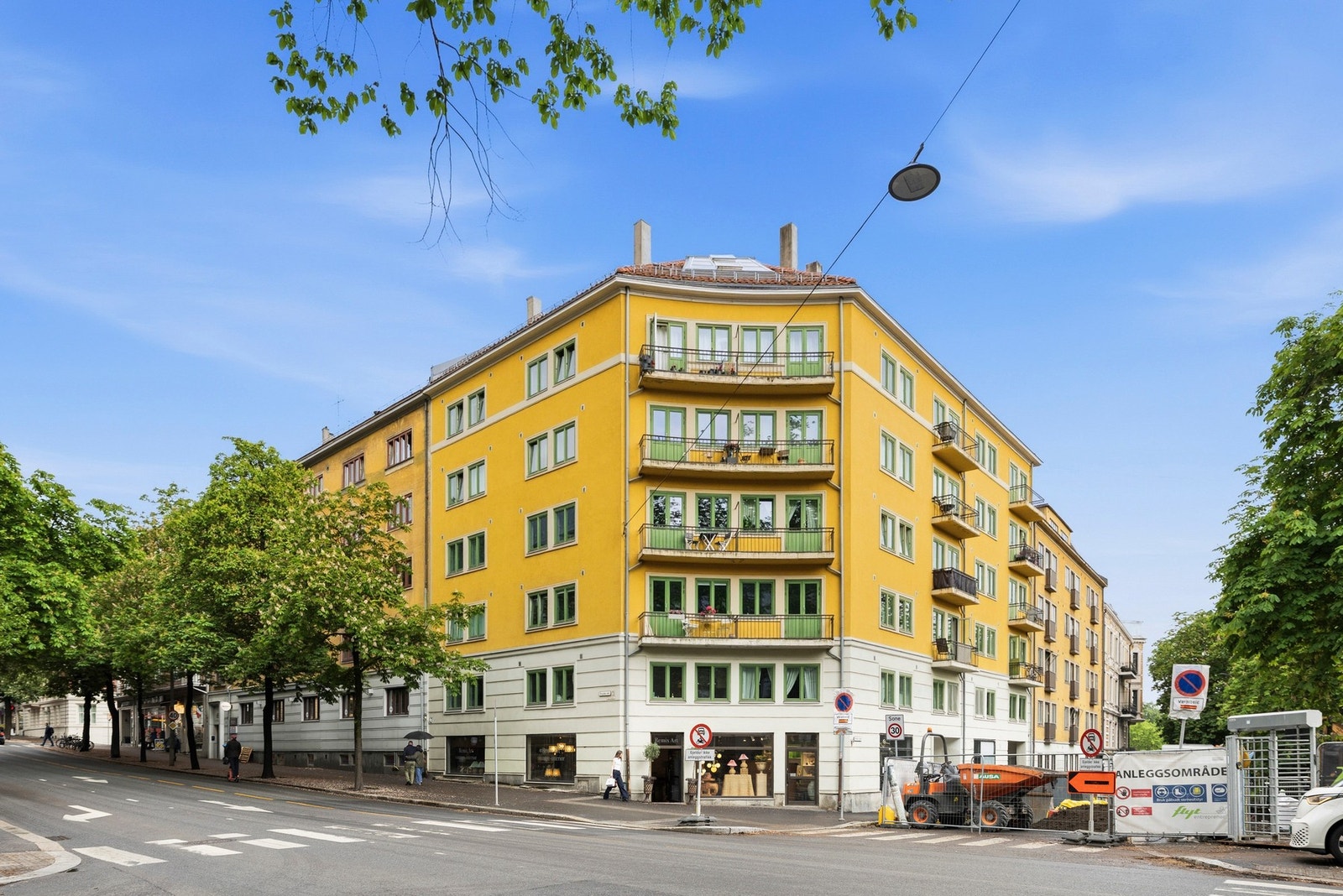 Her bor du sentralt på Frogner med umiddelbar nærhet til populære restauranter, caféer, butikker, parker og et svært godt kollektivtilbud. Galleribilde