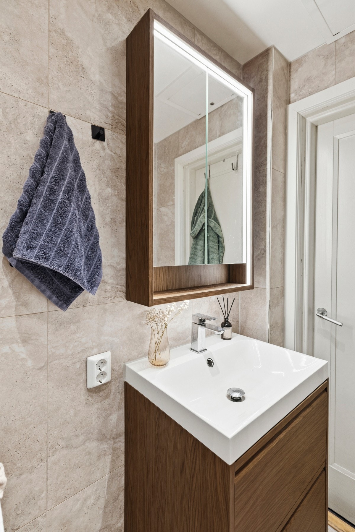 For økt komfort er badet utstyrt med elektriske varmekabler i gulvet. Rommet har naturlig ventilasjon. Galleribilde