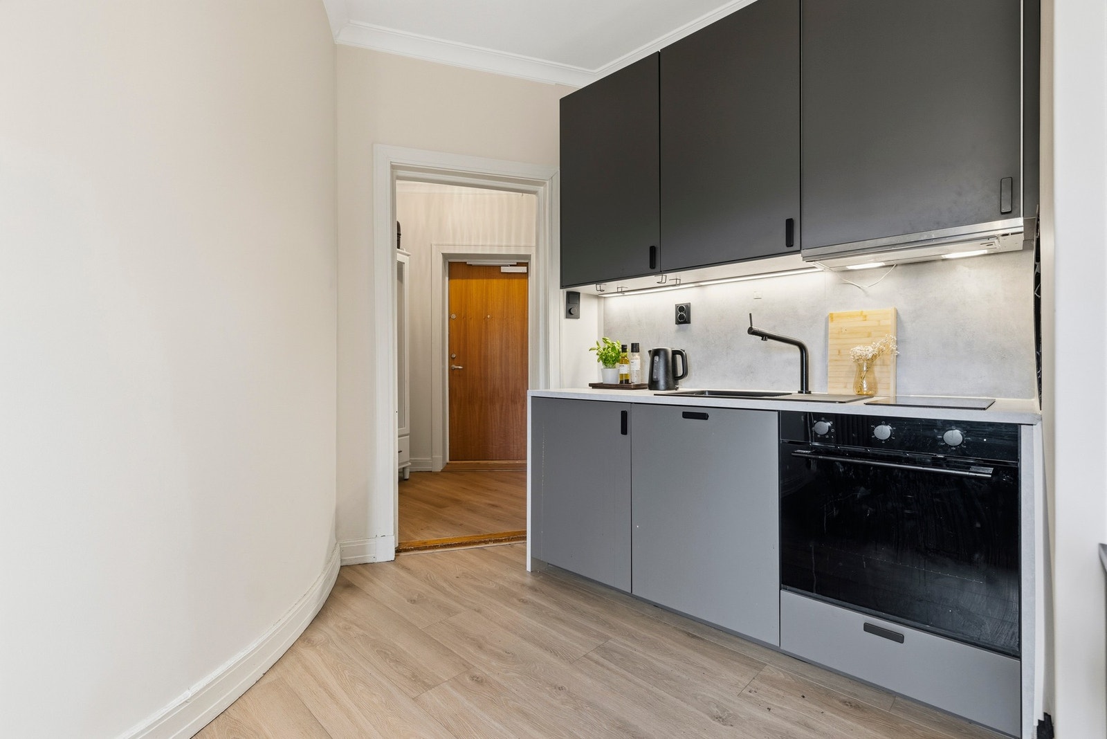 Kjøkkeninnredning fra IKEA med stilrene, glatte fronter og laminatbenkeplate. Galleribilde