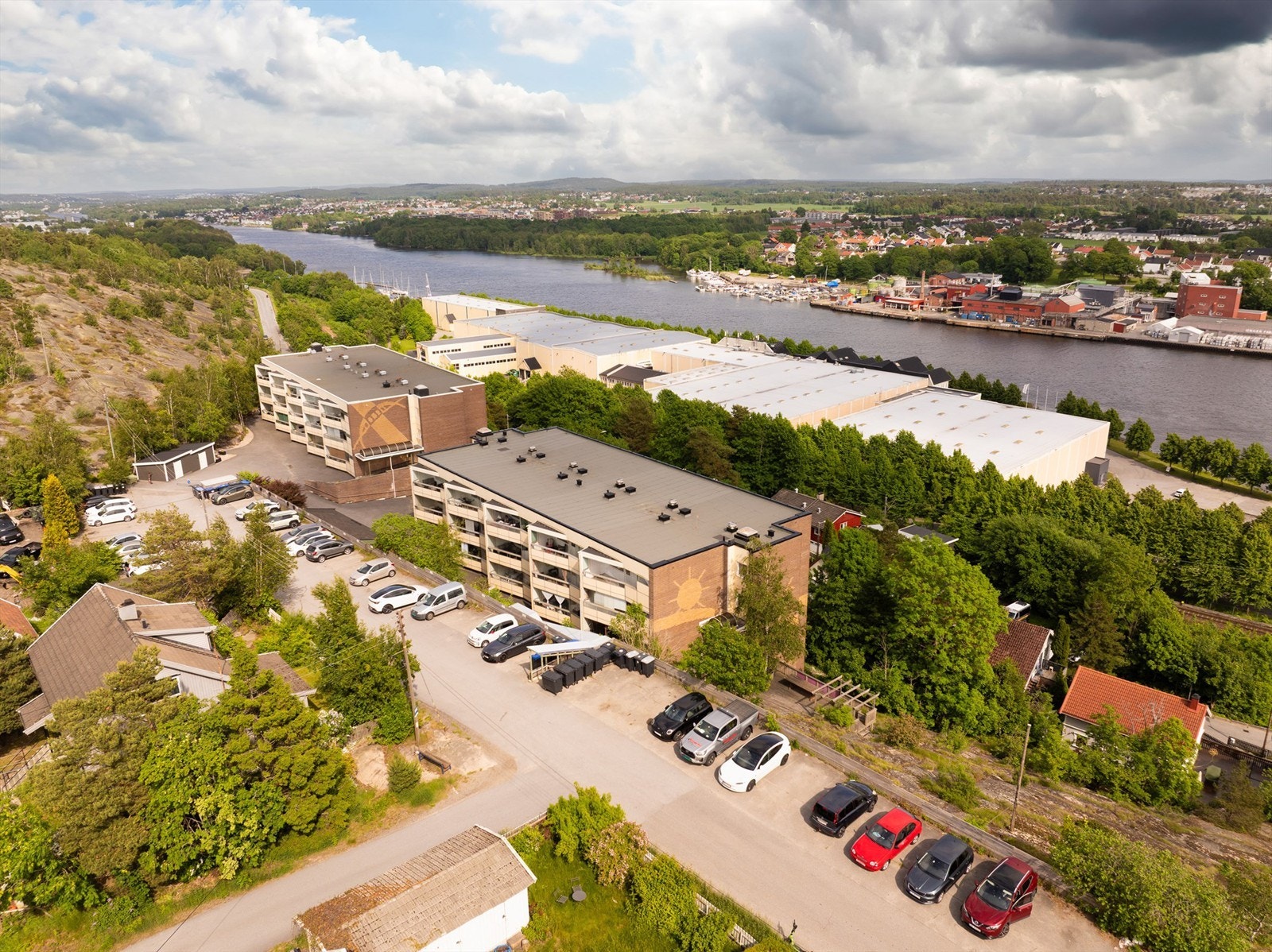 For beboerne er det biloppstillingsmuligheter på felles parkeringsområde, ovenfor blokken. Galleribilde