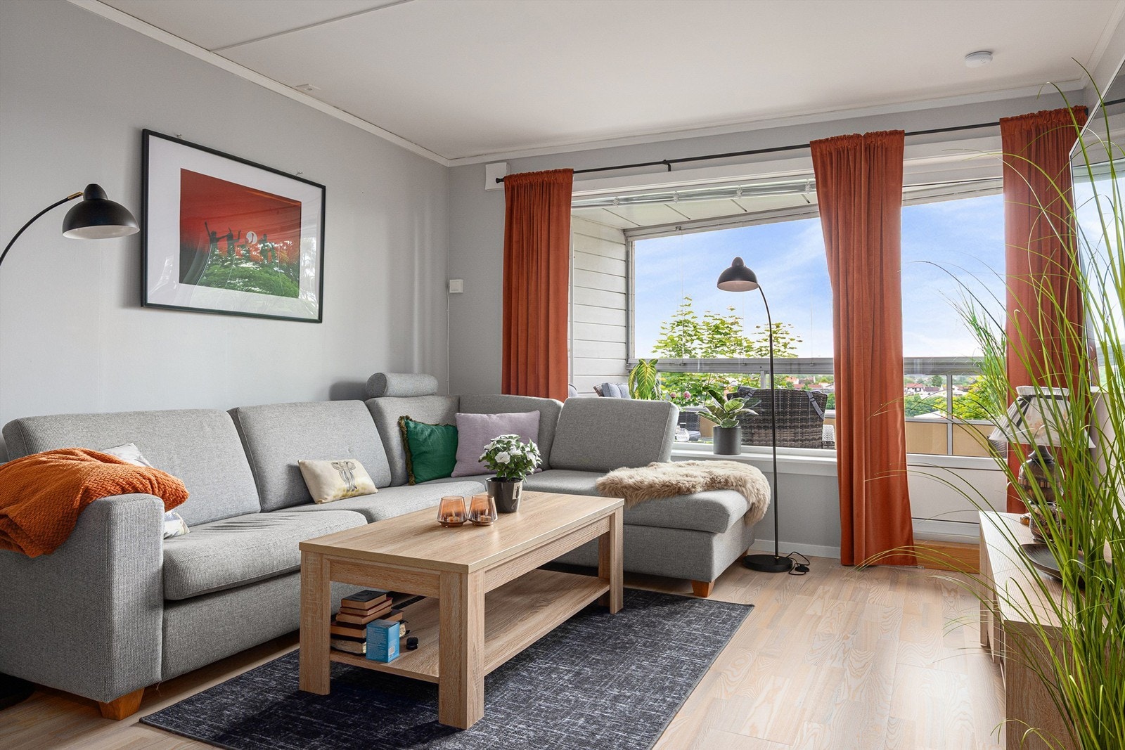 Like fin utsikt som på verandaen sees fra sofakroken i stuen. Galleribilde
