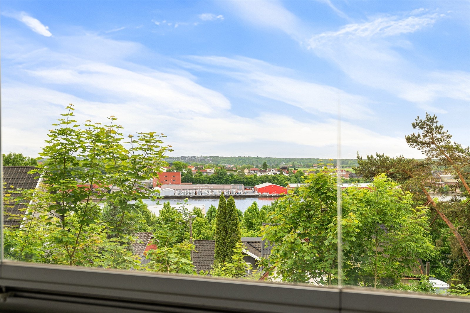 Ute som inne sees fin utsikt over Glomma og Østsiden. Innsyn til leiligheten er det i praksis ikke. Fotograf; Kristoffer Kristiansen. Galleribilde