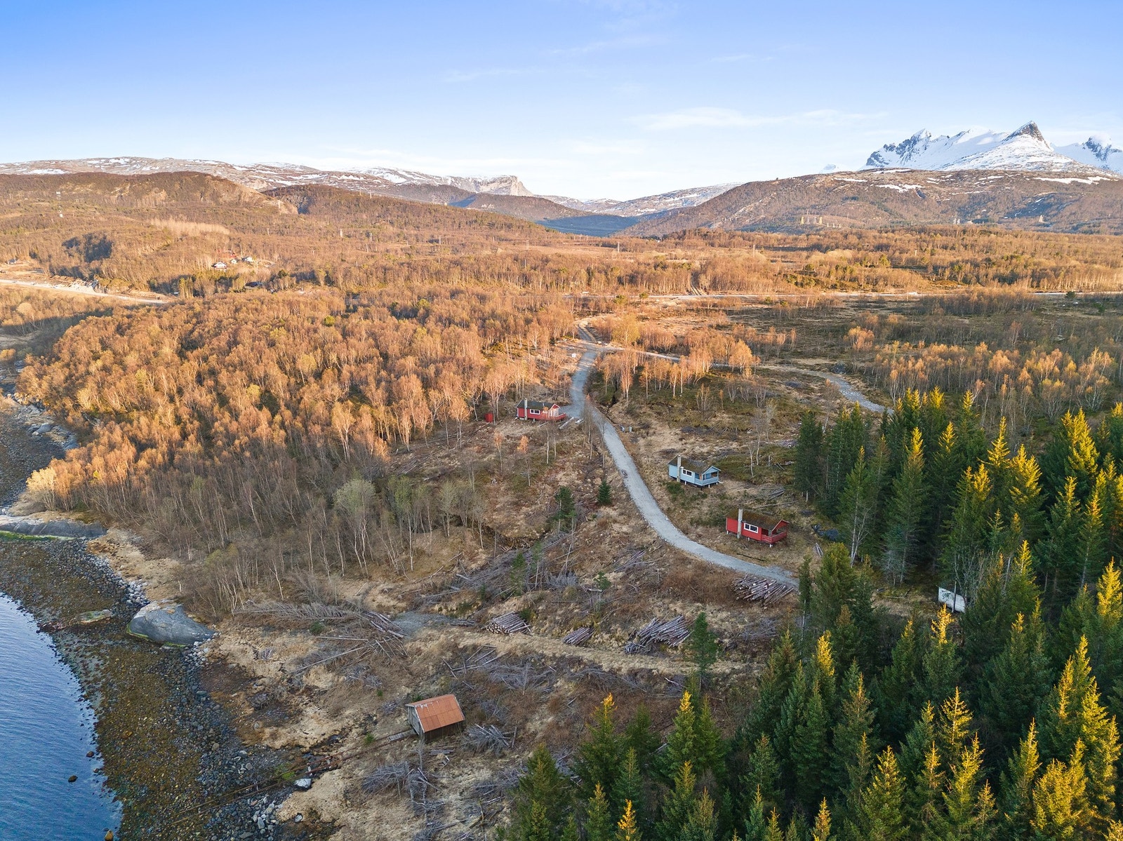 Beliggenhet i et naturskjønne området ved Fløberget, med nærhet til Saltstraumen. Galleribilde