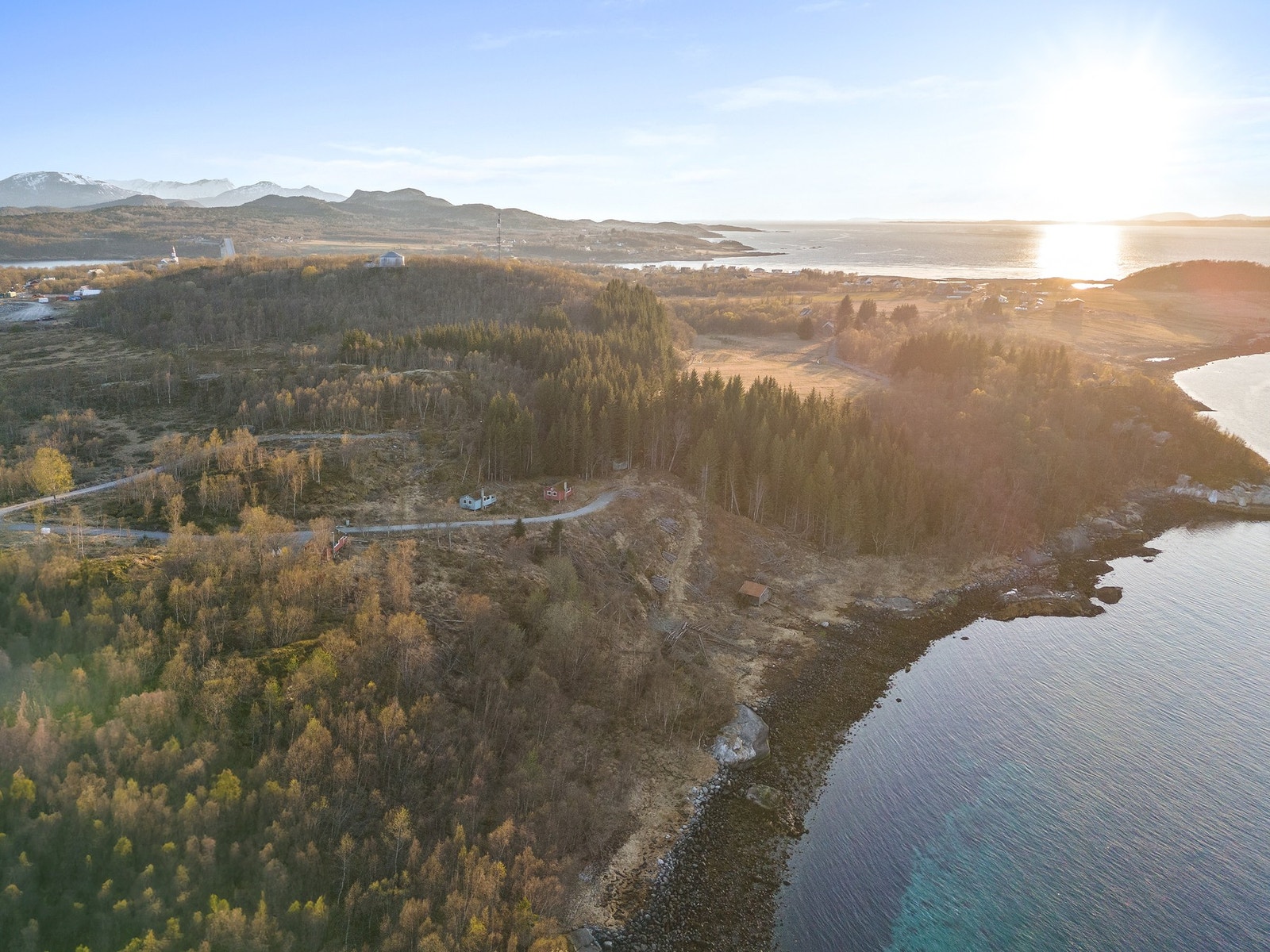 Området byr på storslått natur med fjell og fjord som nærmeste nabo. Galleribilde