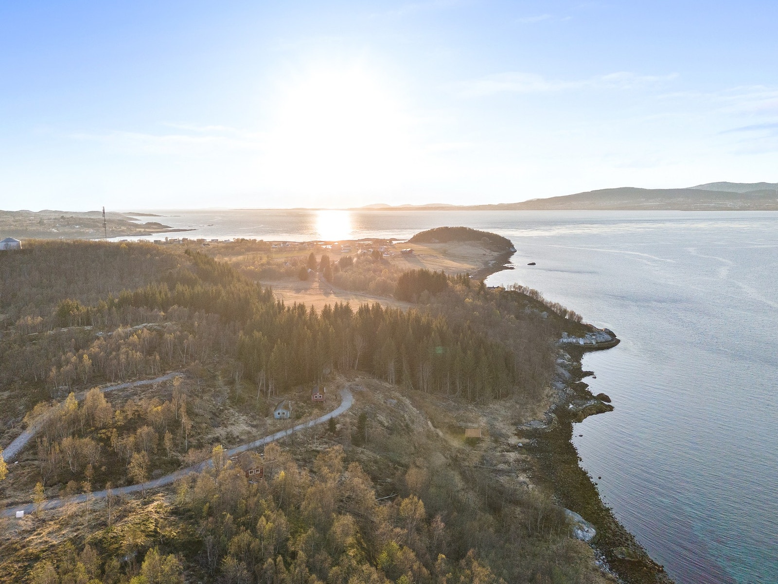 Nyt en fantastisk utsikt over fjorden fra de fremtidige fritidsboligene. Galleribilde