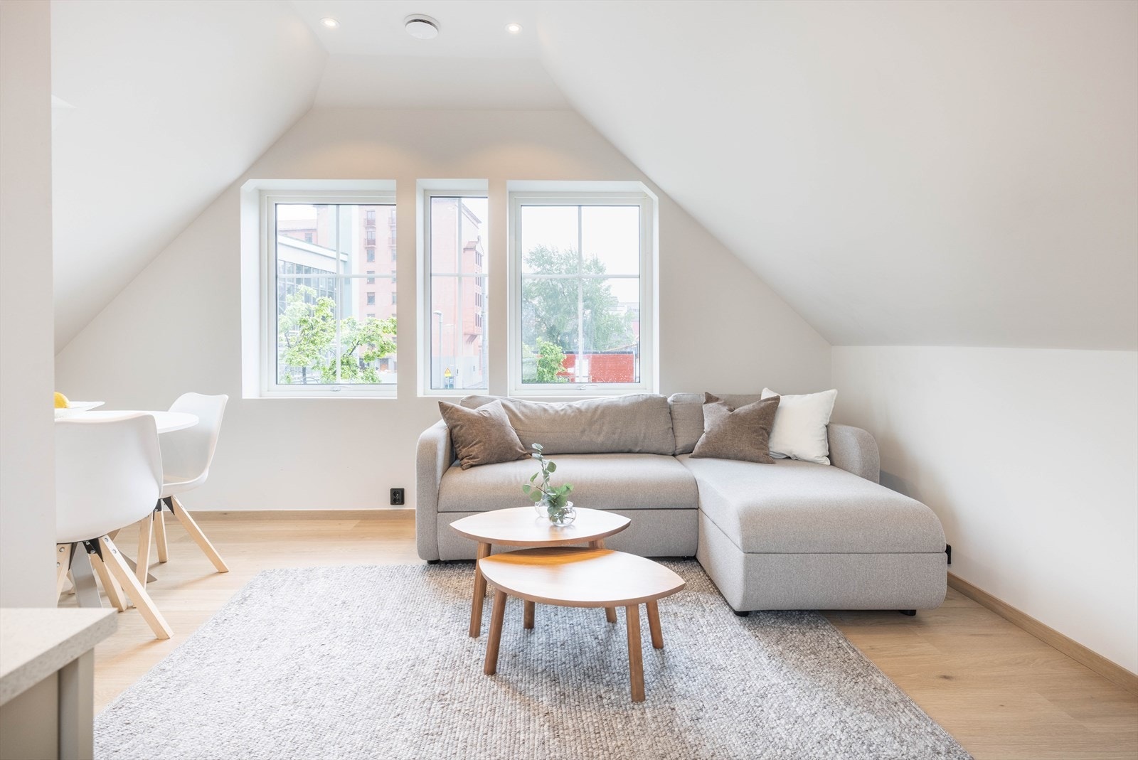 Boligen har en svært romslig og innbydende stue. God plass for både sofagruppe og spiseplass. Galleribilde