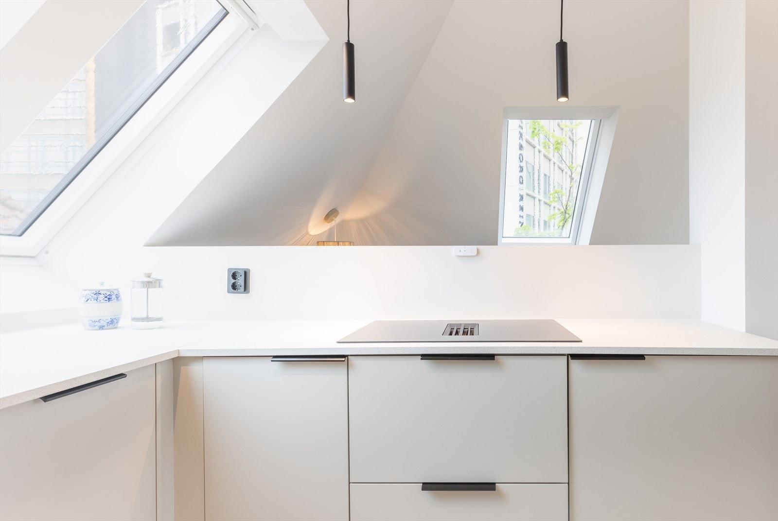 Platetoppen har integrert ventilator med kullfilter. Det er også montert komfyrvakt. Galleribilde