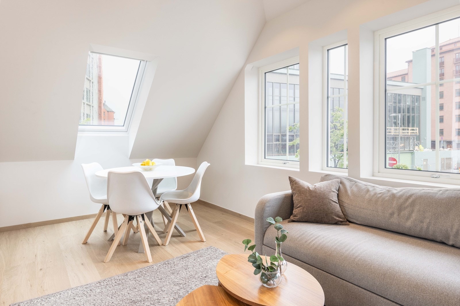 Store vindusflater som gir rikelig med naturlig lys. Galleribilde