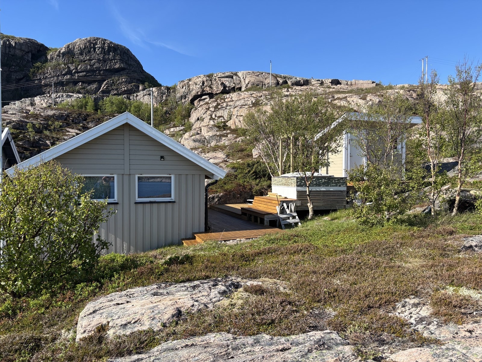 Fjell i bakgrunnen av hytta Galleribilde