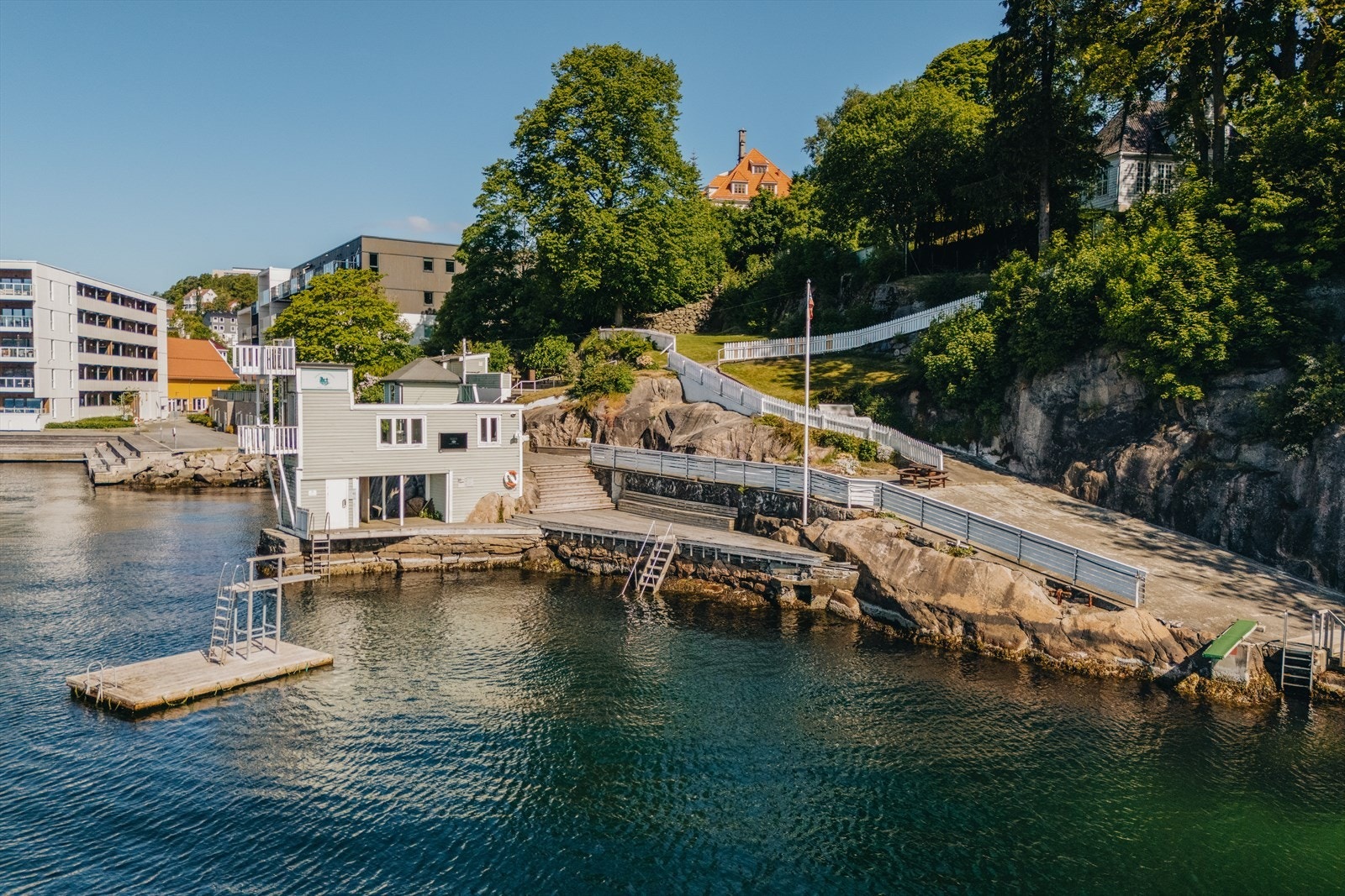 Sandviken Sjøbad ligger like nedenfor Gamle Bergen hvor man kan bade hele året. Galleribilde