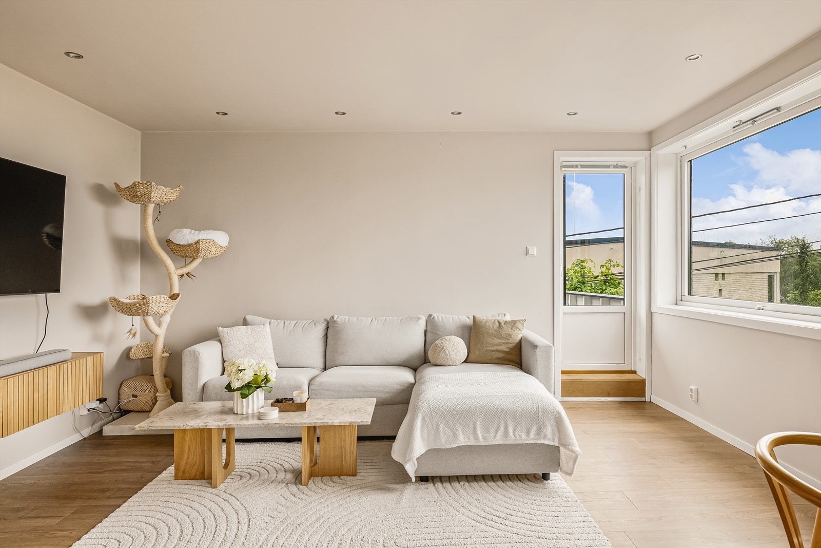 Store vindusflater slipper inn rikelig med dagslys og gir en spektakulær utsikt over innseilingen til Bergen, Askøybroen (Perleporten), Laksevåg, Askøy, Sotra og nærområdet. Galleribilde
