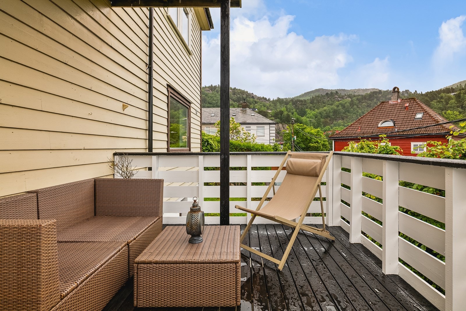 Fra stuen er det utgang til en herlig terrasse på ca. 10 m², med god plass til hagemøbler og grill, Galleribilde