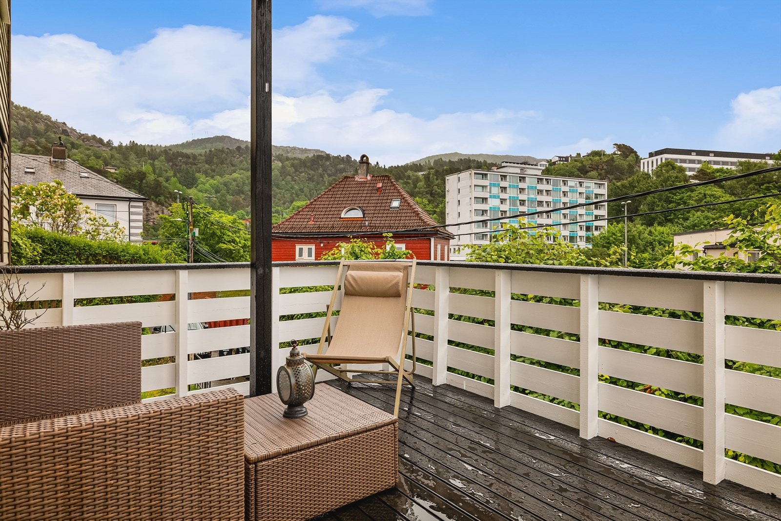 Fra stuen er det utgang til en herlig terrasse på ca. 10 m², med god plass til hagemøbler og grill, et perfekt sted å nyte solen med venner og familie. Galleribilde