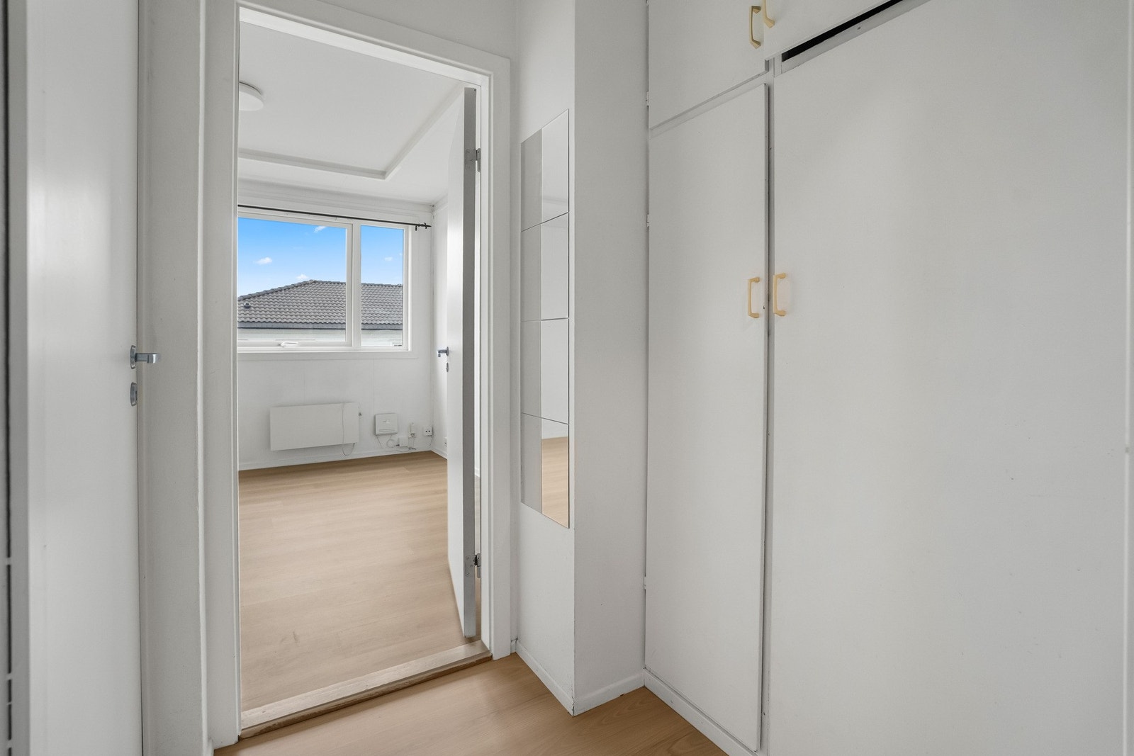 Gang med garderobeskap Galleribilde