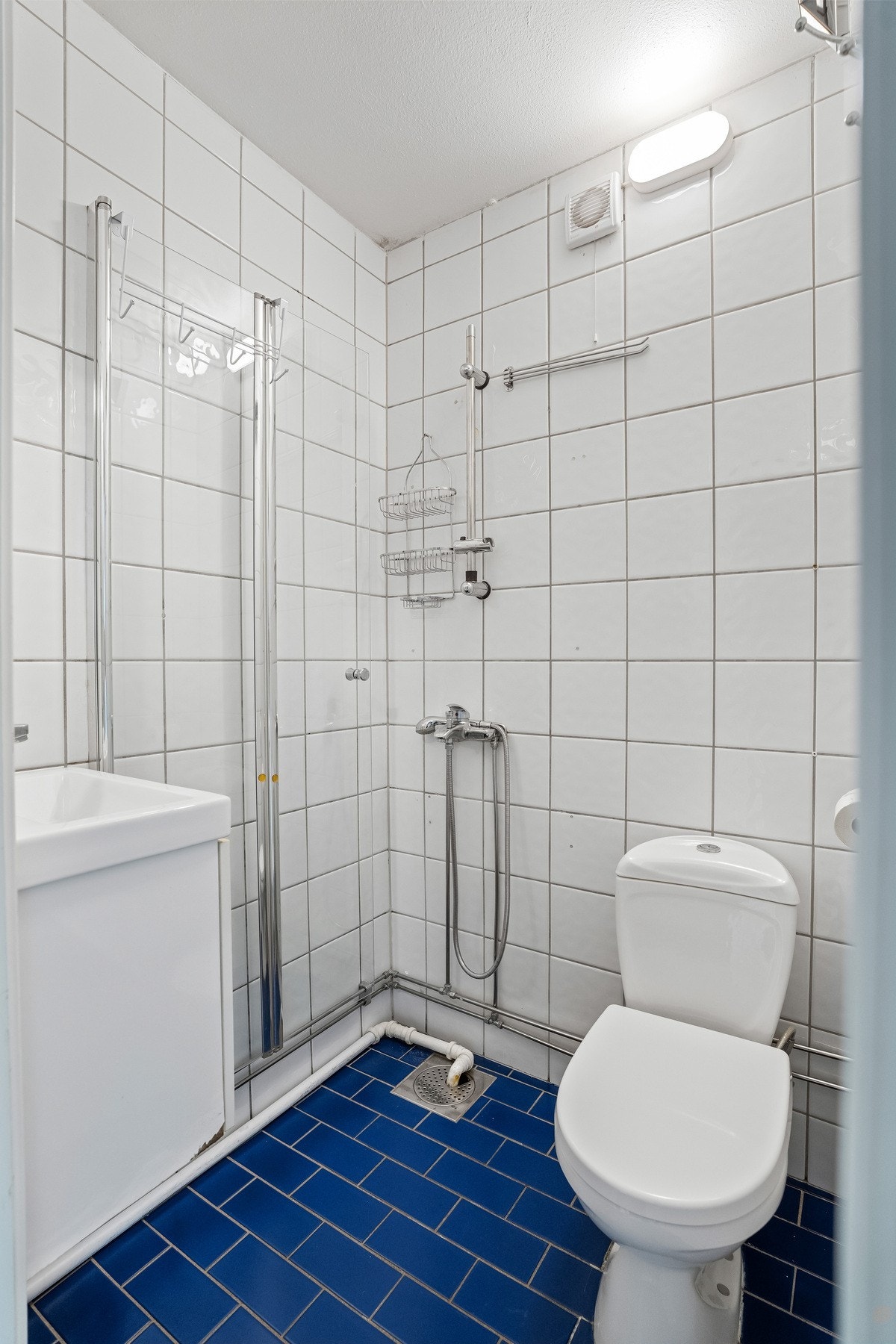Flislagt bad med dusj, servant og wc Galleribilde