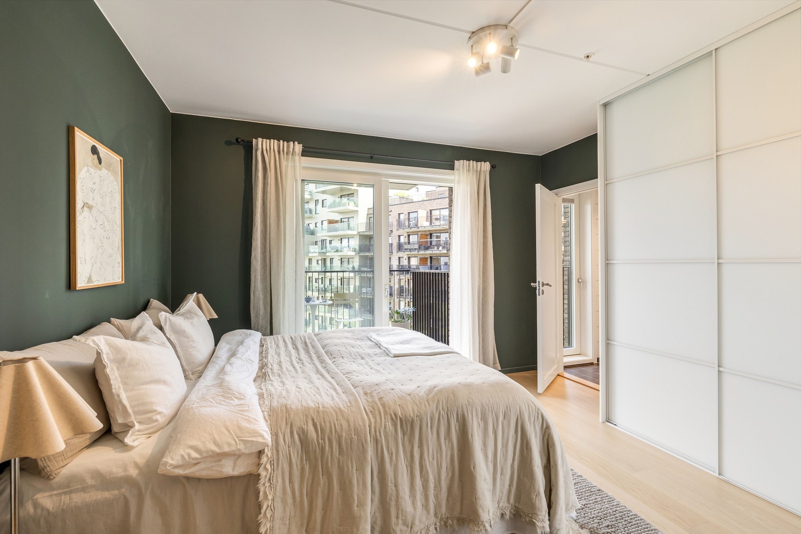 Hovedsoverommet fremstår som en privat og komfortabel sone med direkte tilgang til eget bad, walk-in-closet og balkong Galleribilde