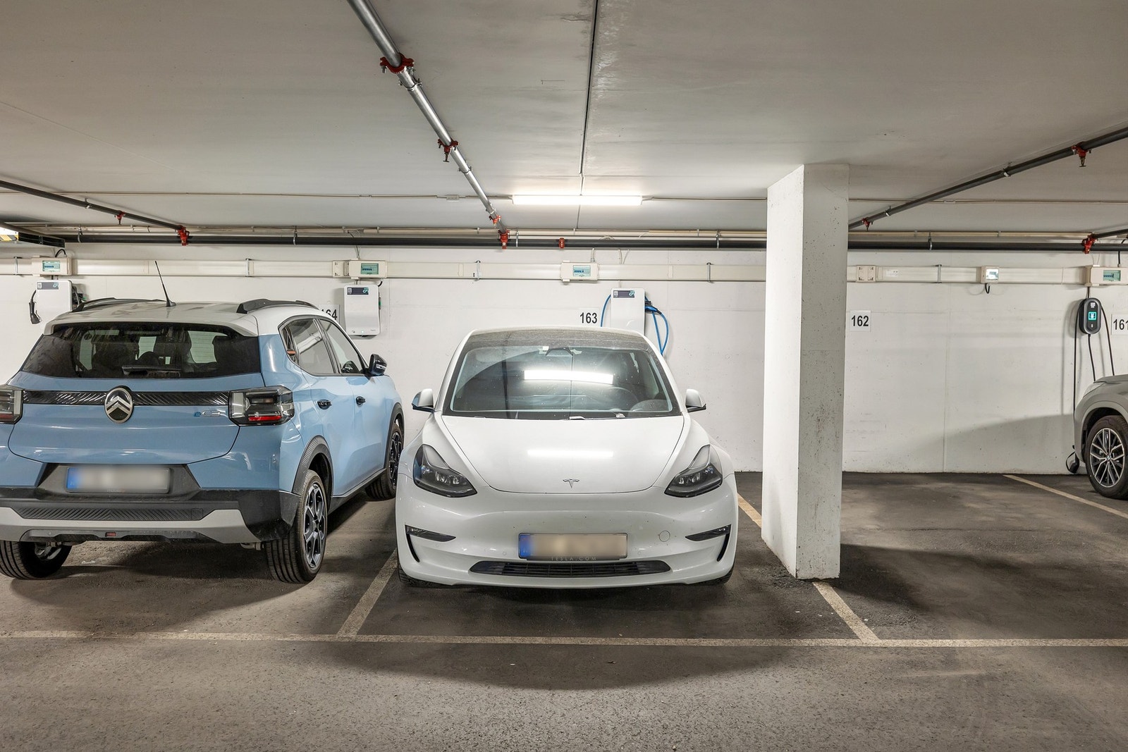 Det medfølger garasjeplass med elbillading Galleribilde