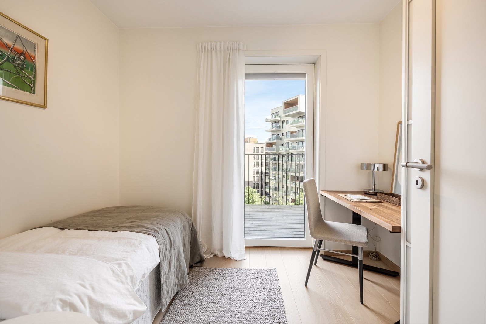 Rommene har plass til seng, garderobe og skrivebord, og ett av soverommene er utstyrt med monterte garderobeløsninger Galleribilde