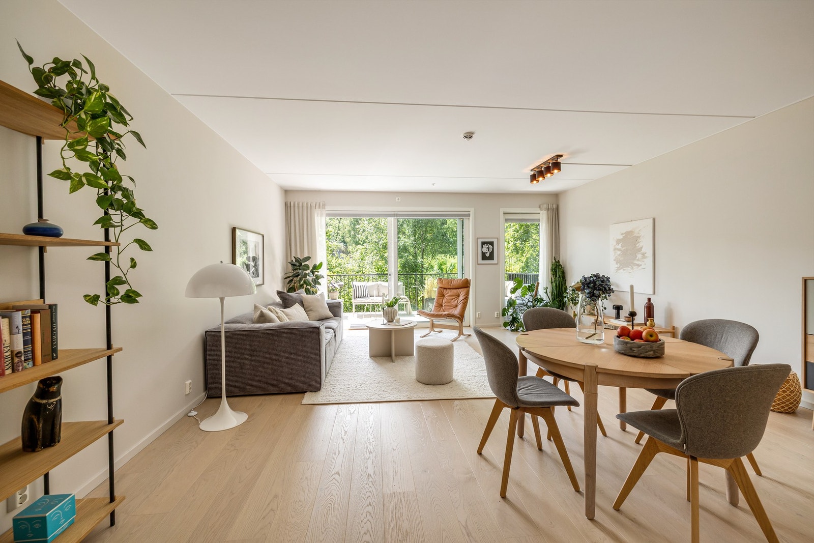 Her er det parkett på gulv, malte vegger, vannbåren gulvvarme og balansert ventilasjon Galleribilde