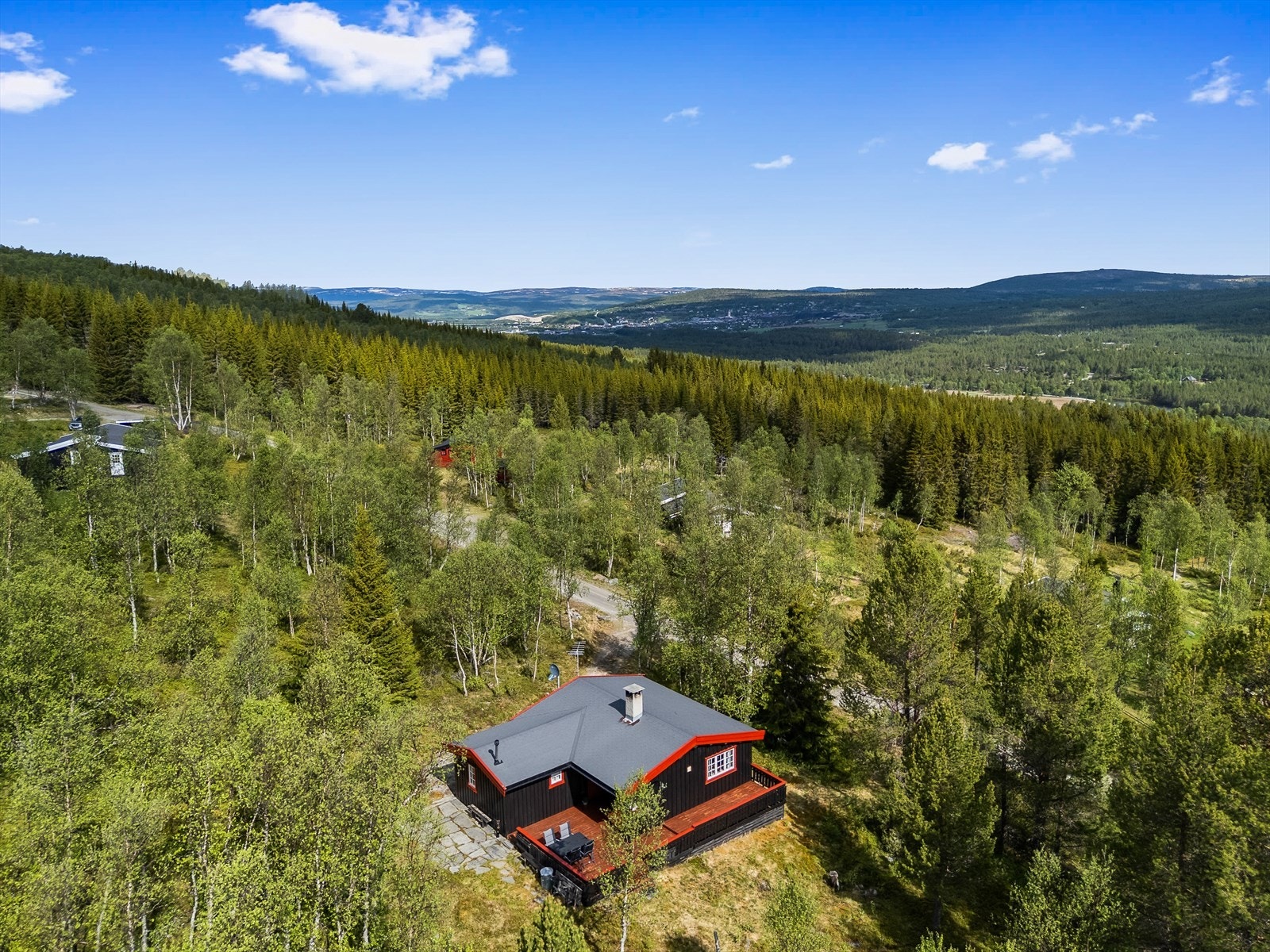 Hytta med Røros sentrum i bakgrunn. Galleribilde