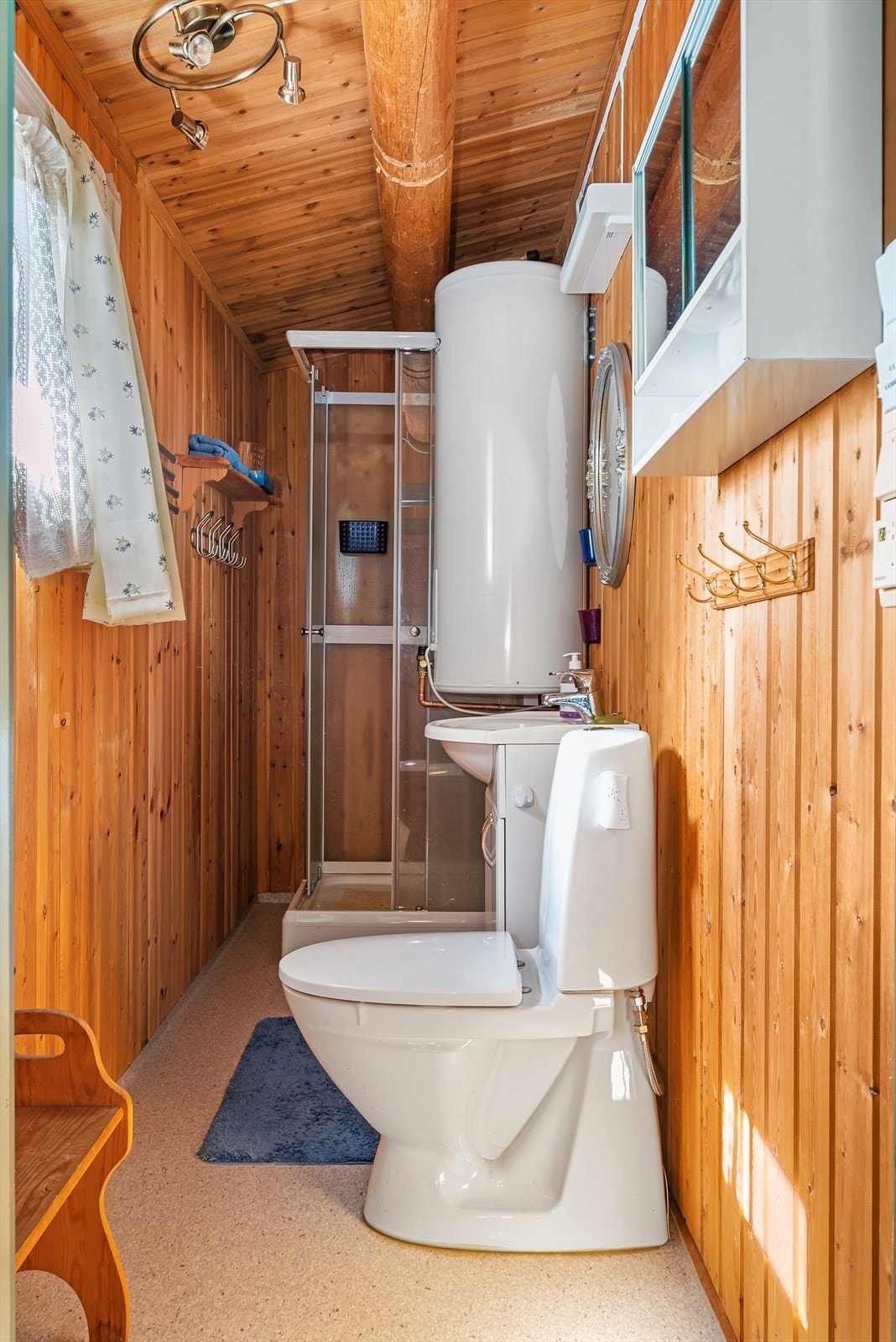Badet har nedfelt servant, toalett og dusjkabinett. Galleribilde