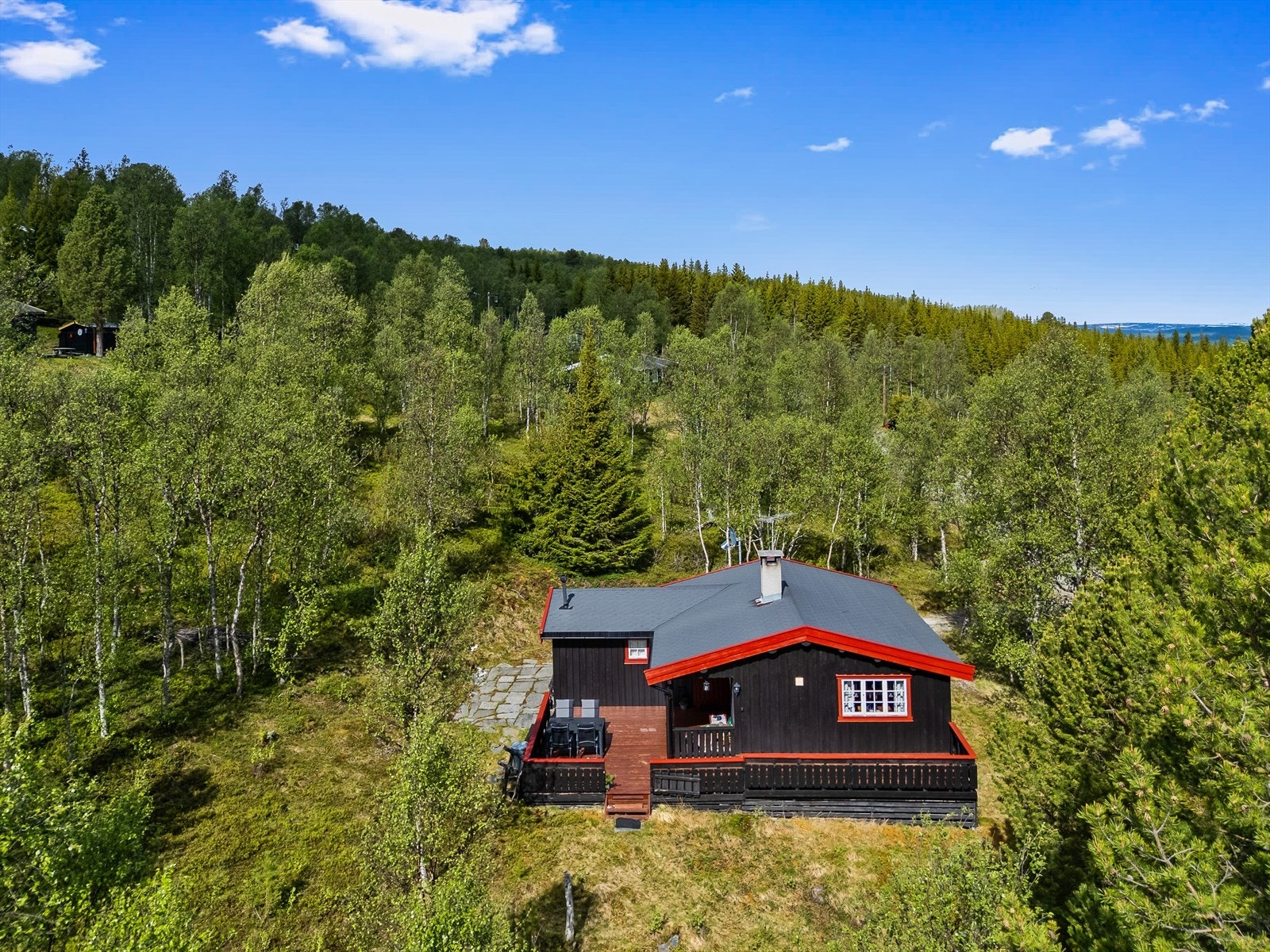 Hytta ligger i naturskjønne omgivelser kun ca 5 km fra Røros sentrum. Galleribilde