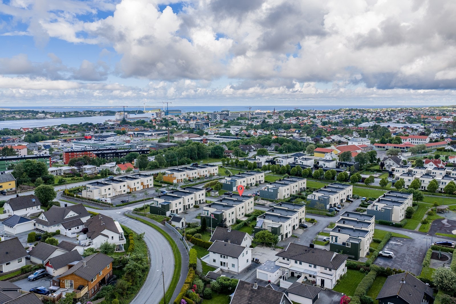 Eiendommen har en attraktiv og tilbaketrukket beliggenhet i et nyere, barnevennlig boligfelt med flotte fellesområder og lekeplasser. Galleribilde