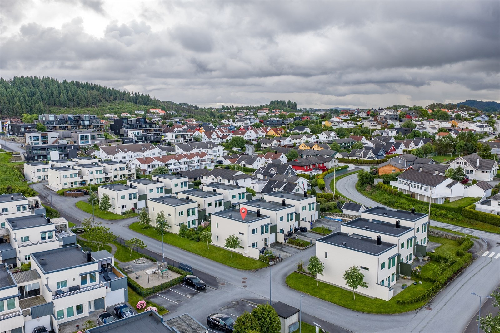 Her bor du i et trygt og etablert nabolag med nærhet til både turterreng og byens fasiliteter. Galleribilde