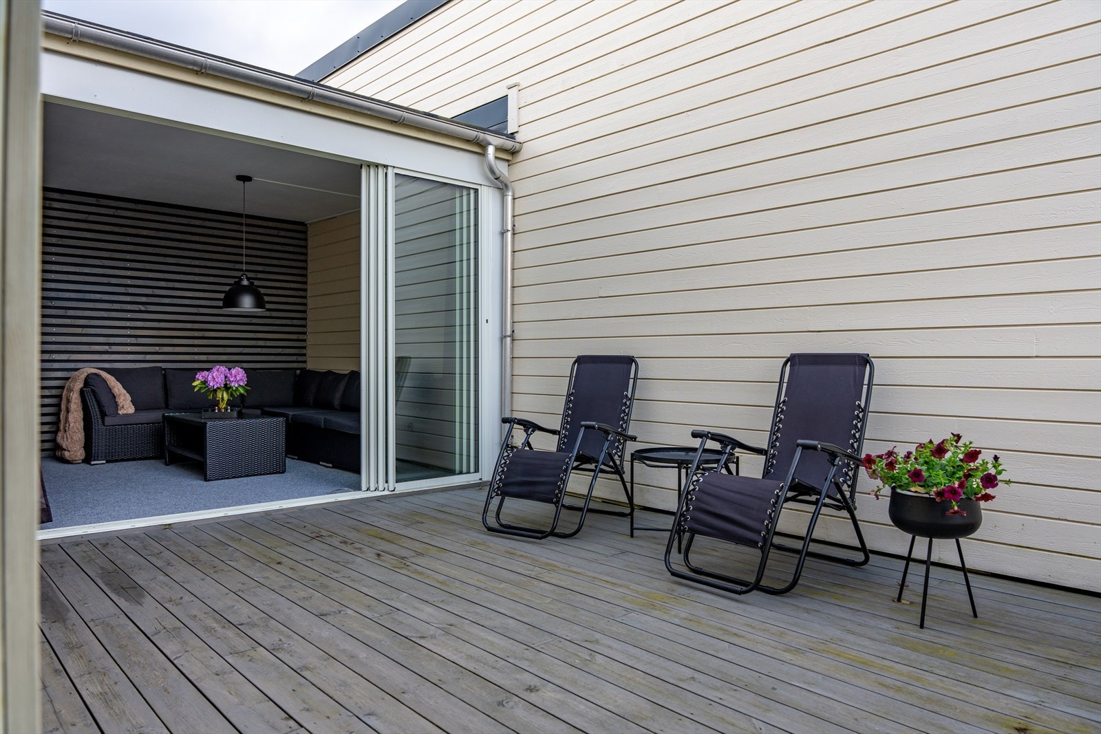 Terrassen har en innglasset del, en sommerstue, som forlenger utendørssesongen. Galleribilde