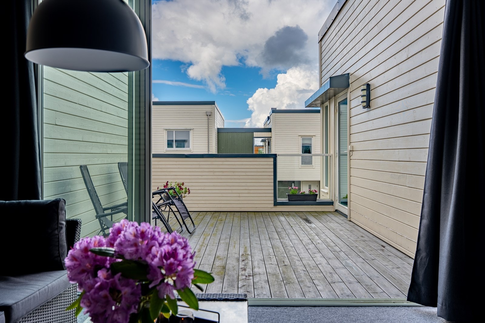 Den vestvendte terrassen i andre etasje er et flott uterom med god plass. Sett fra hagestue. Galleribilde