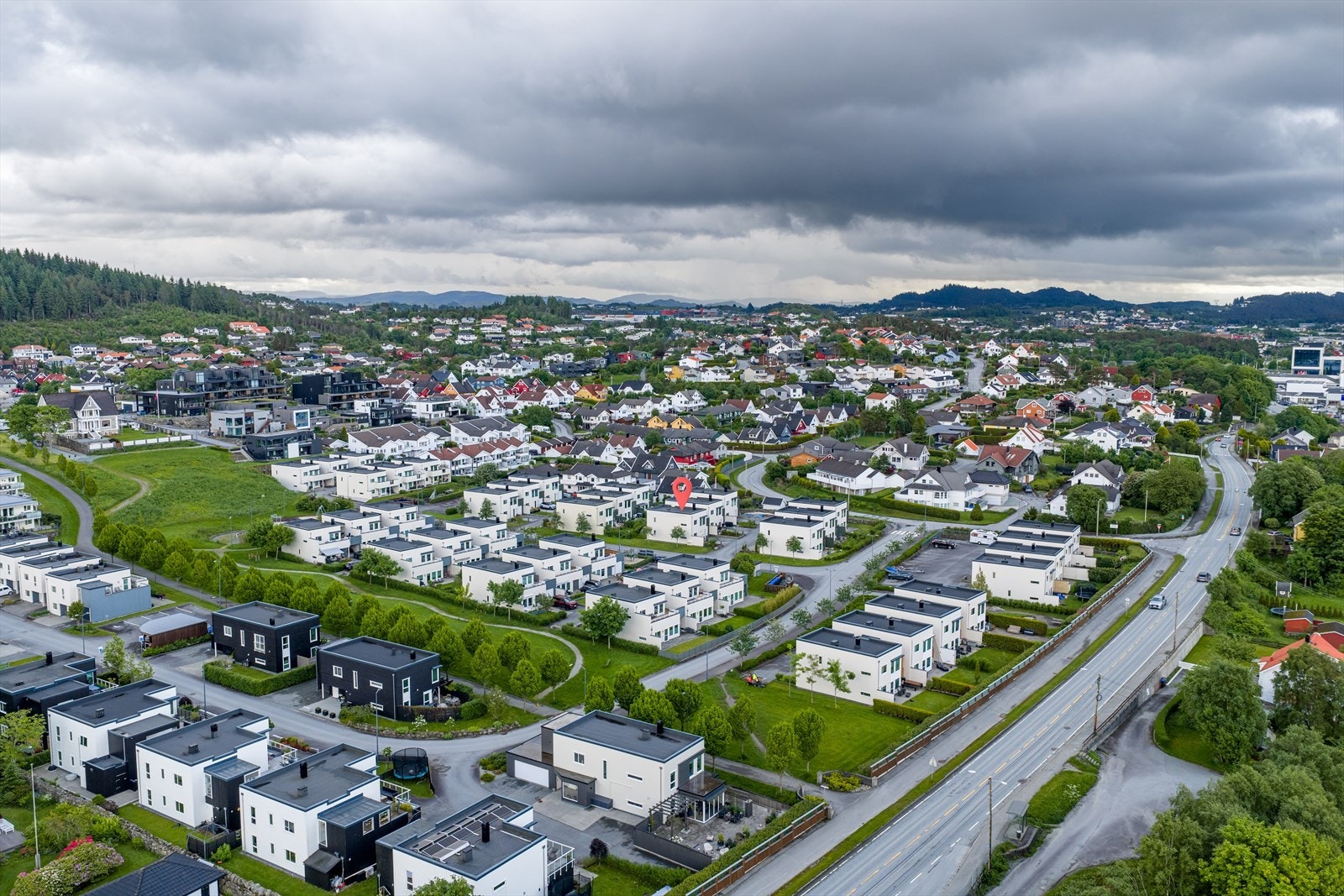 Området har gode bussforbindelser, med nærmeste holdeplass ved Rossabø skole. Galleribilde