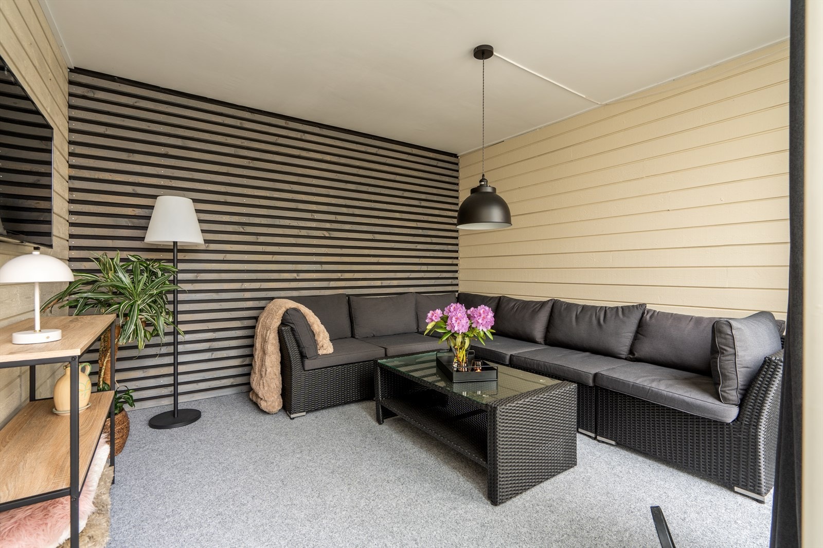 Den innredede sommerstuen gir en lun og skjermet uteplass med mange bruksmuligheter. Galleribilde