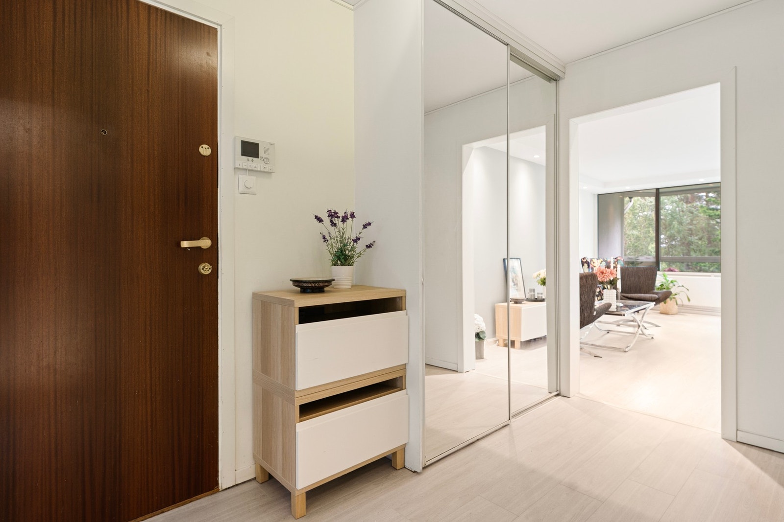Velkommen inn! praktisk entré med plass til å henge fra seg yttertøy og sette fra seg sko. Galleribilde