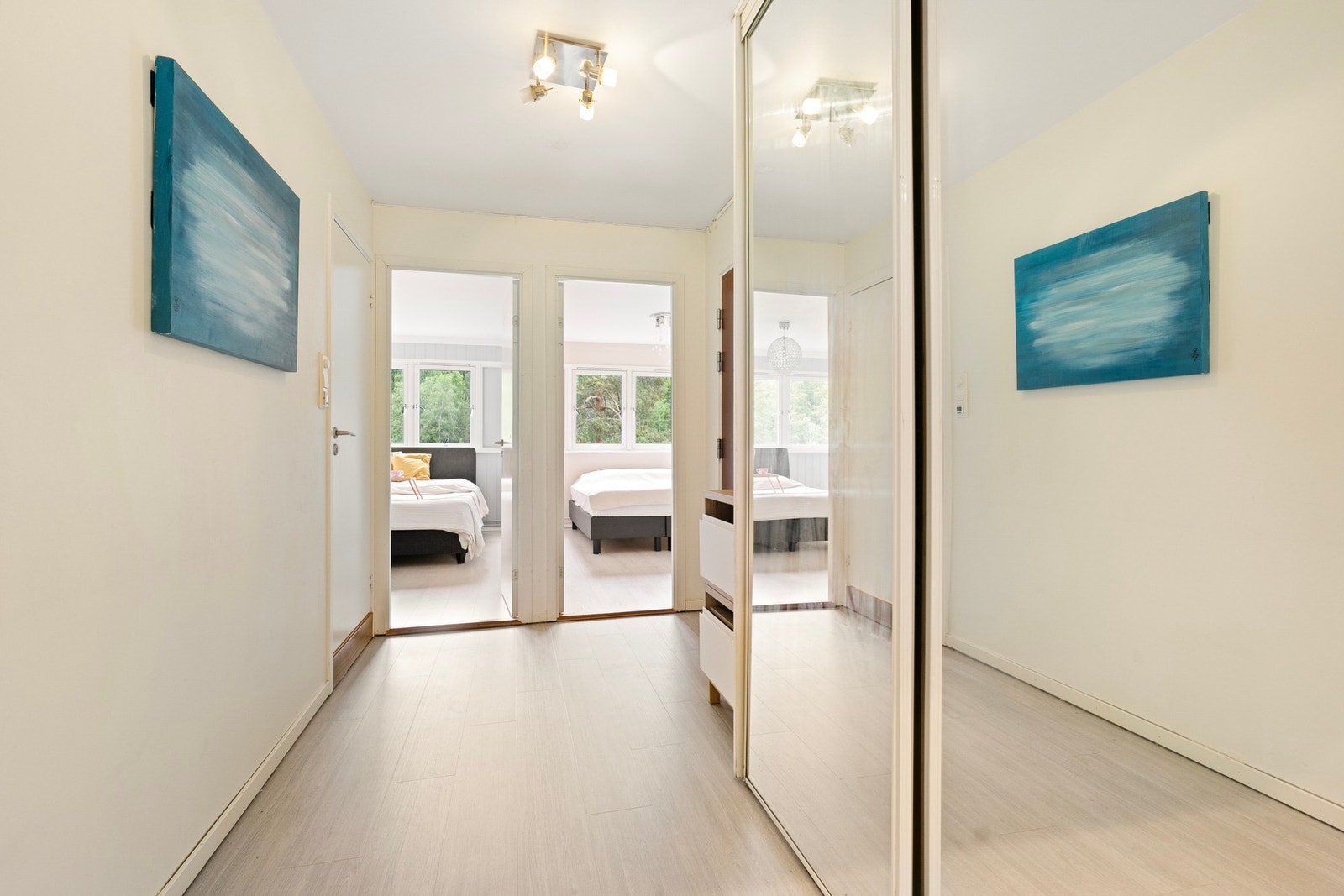Stor praktisk skyvedørsgarderobe i forbindelse med inngangspartiet. Galleribilde