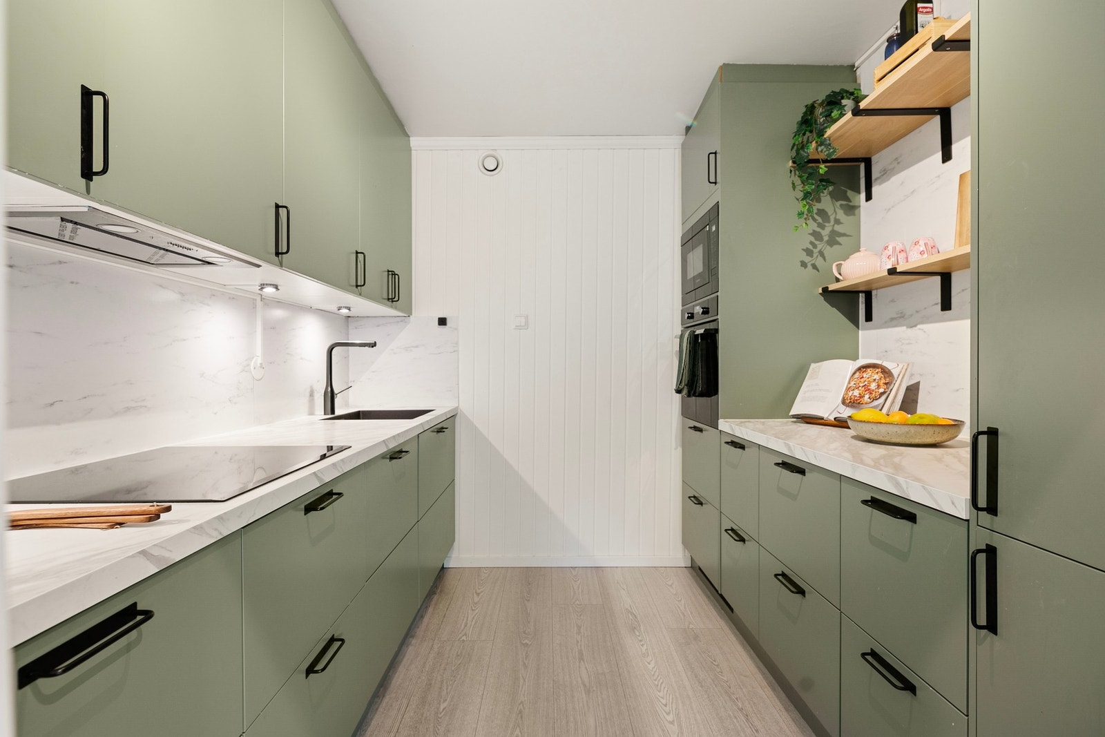 kjøkenet er velutstyrt med kjøl-/fryseskap, platetopp og stekeovn, samt vannstoppsystem for økt sikkerhet. Galleribilde