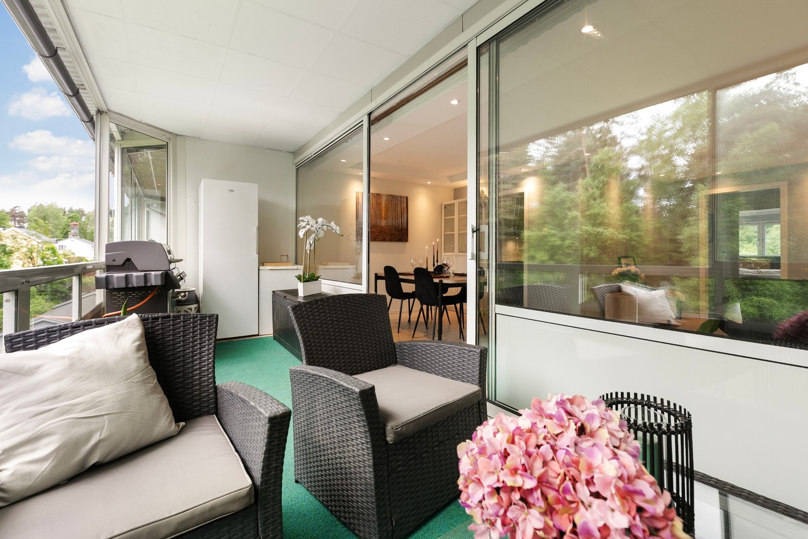 Leiligheten har en flott og romslig innglasset balkong på 12 m². Galleribilde