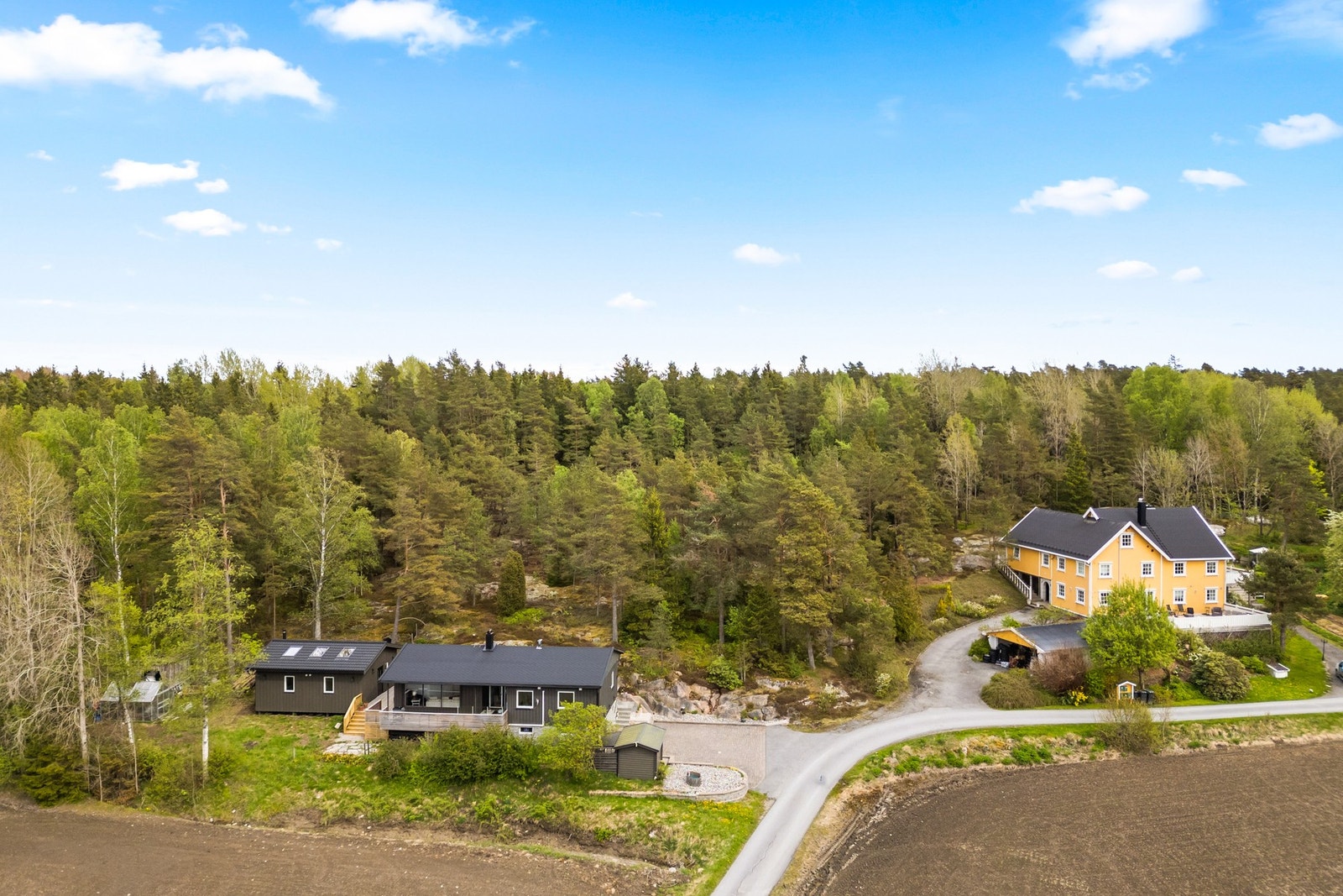 Eiendommen har en stor tomt på 1 623 kvm med opparbeidede soner, fjell i dagen og skog tett på. Galleribilde