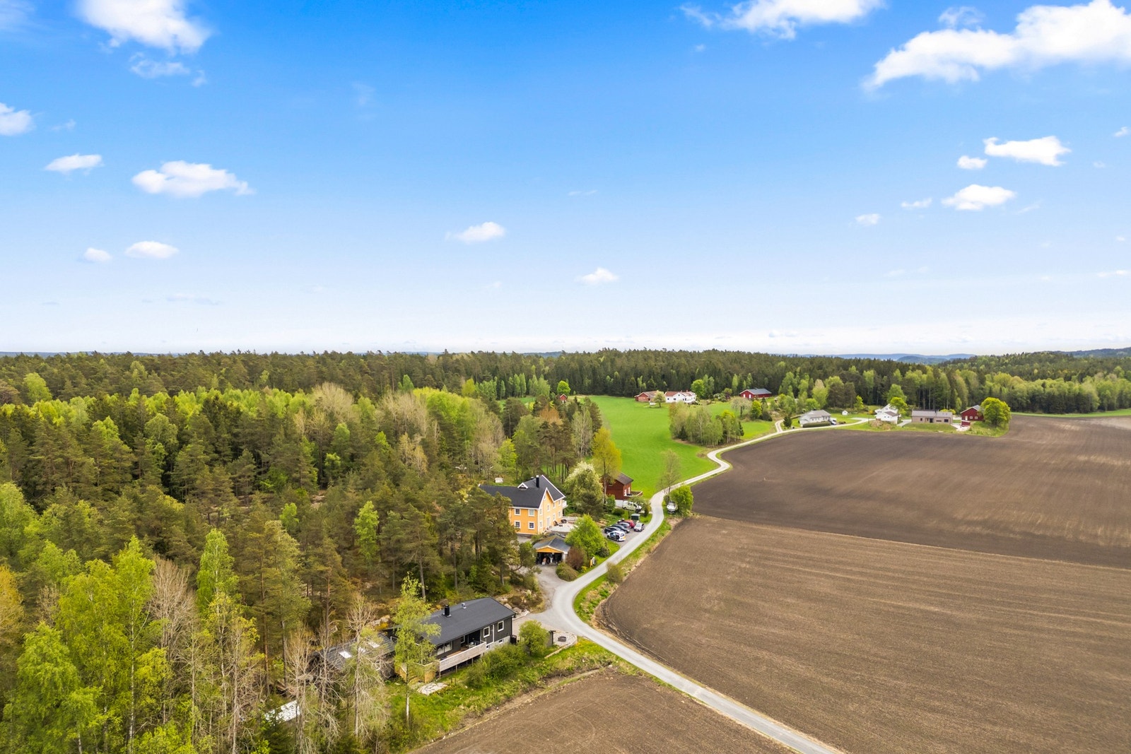 Beliggenheten gir enkel adkomst videre mot E6, Sarpsborg, Halden og Fredrikstad. Galleribilde