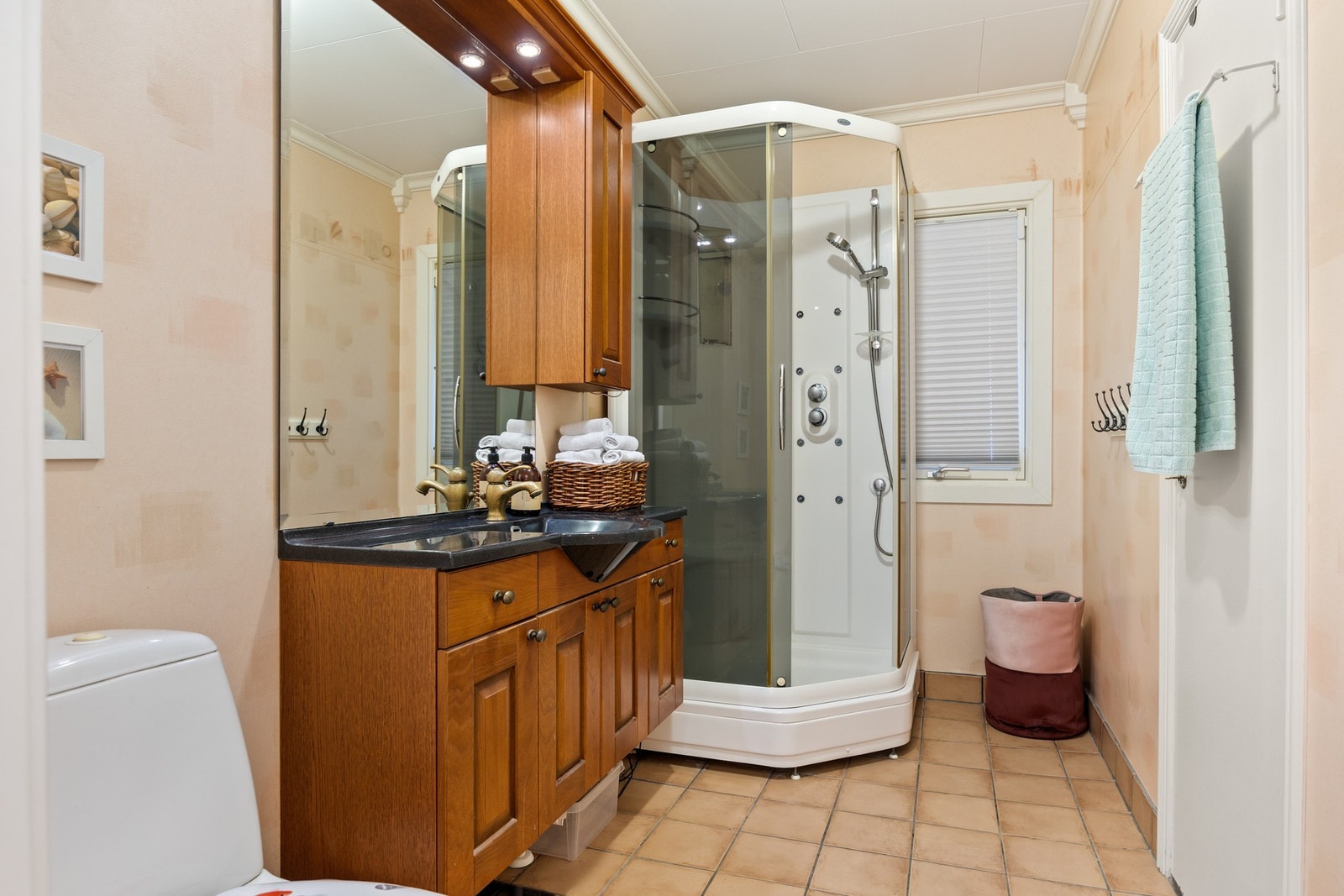 Badet er flislagt med varmekabler. Galleribilde