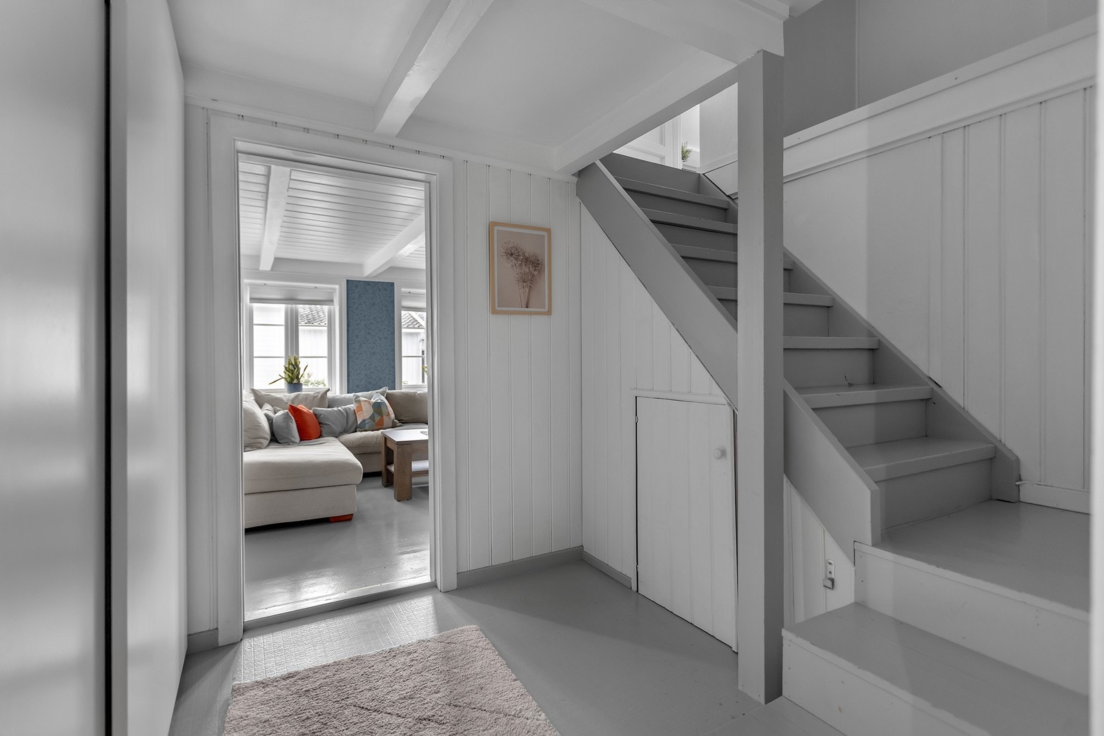 Gang med trapp til boligens andre etasje. Skyvedørsgarderobe i gang. Galleribilde