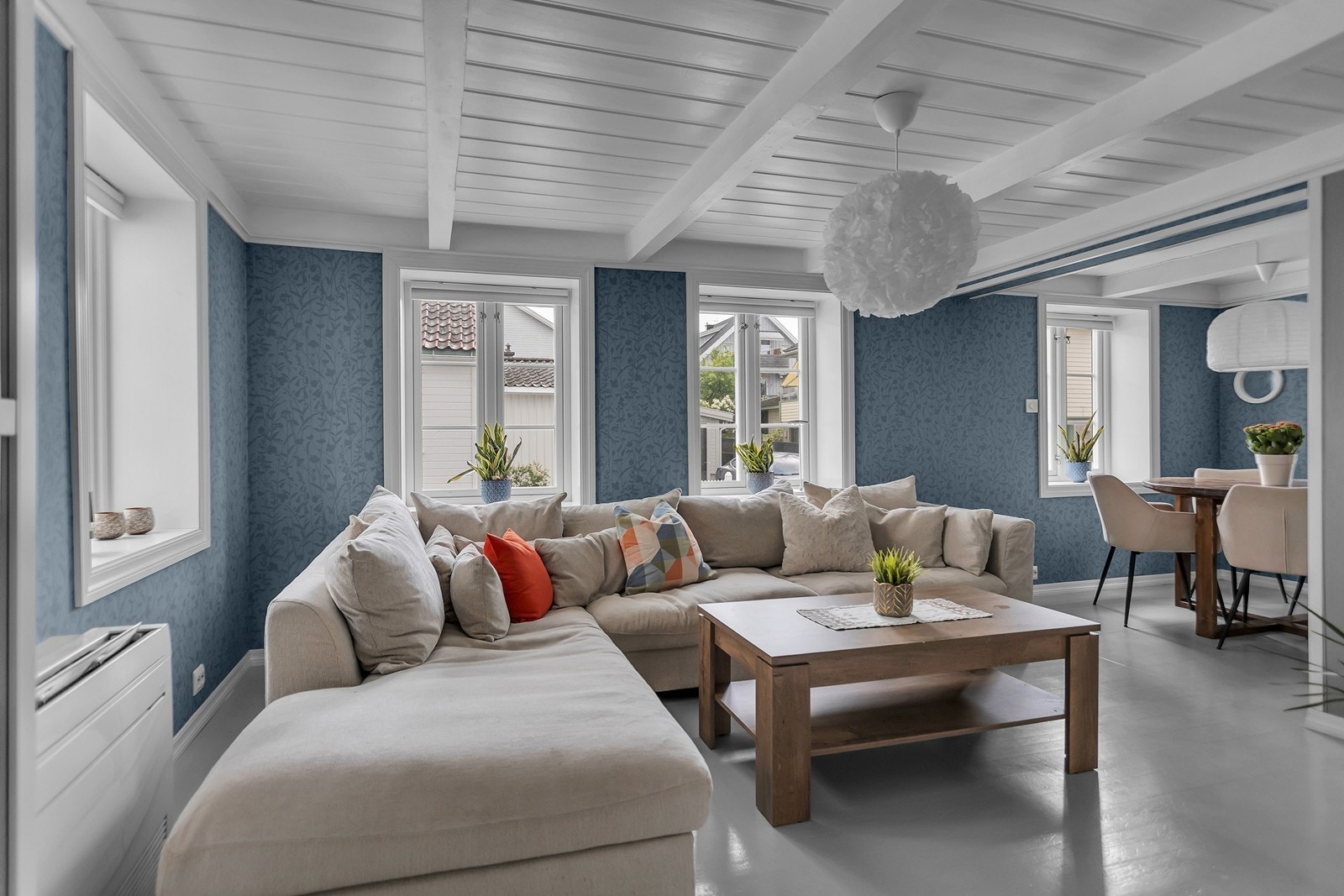 Stuen har plass til både sofagruppe og spisebord. Varmepumpe er installert. Galleribilde