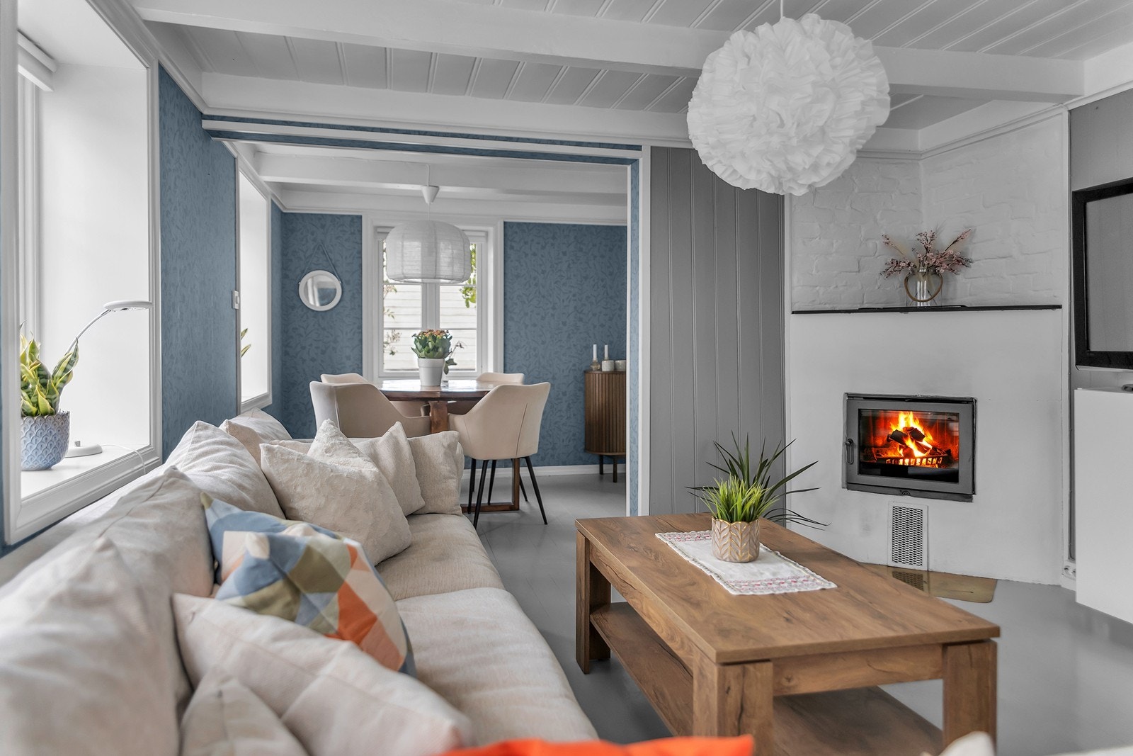 Koselig og lys stue med flott peis. Galleribilde