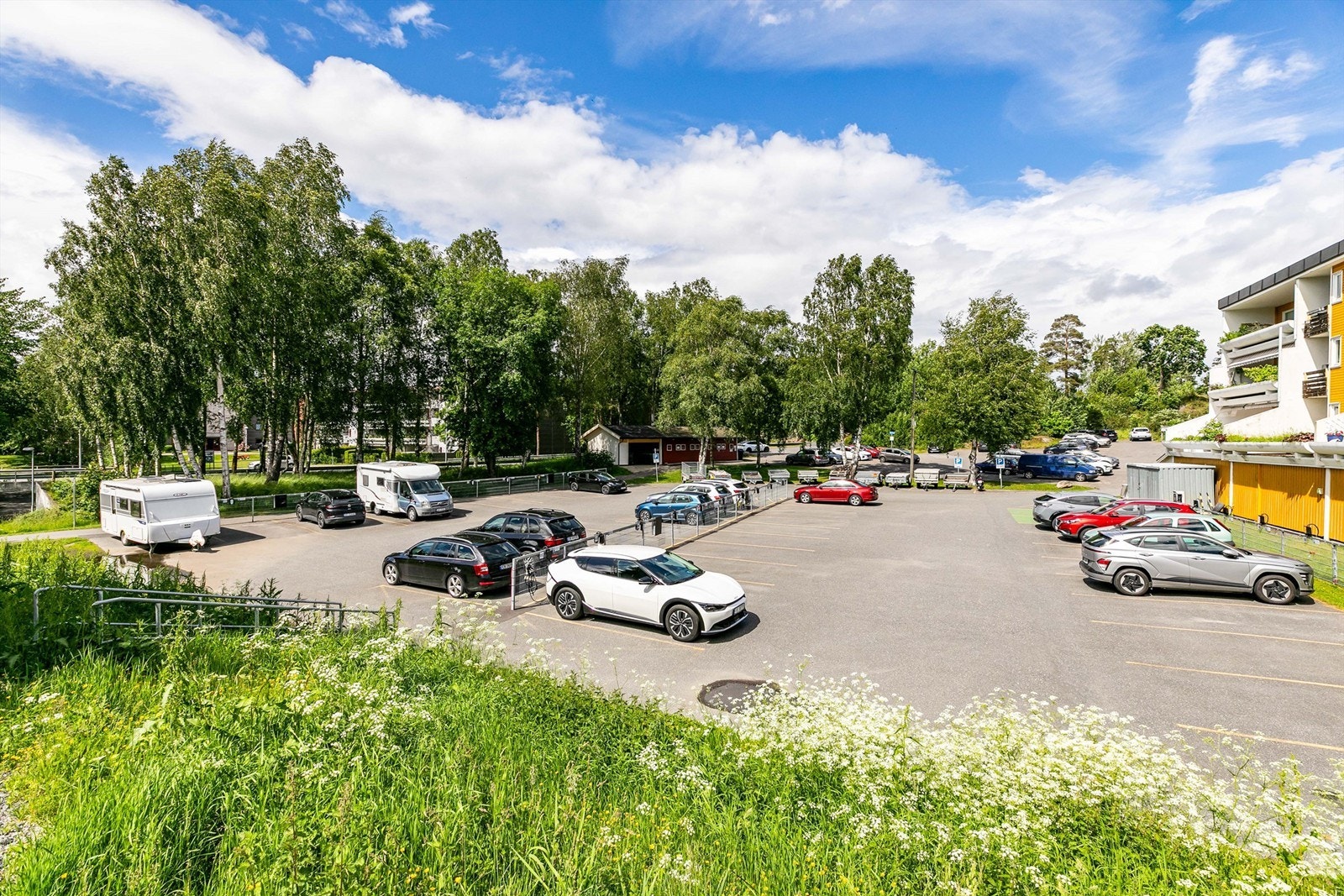 Borettslaget har parkeringsplasser som tildeles etter søknad og venteliste. Leieavgift må påregnes ved eventuell tildeling av plass. Galleribilde