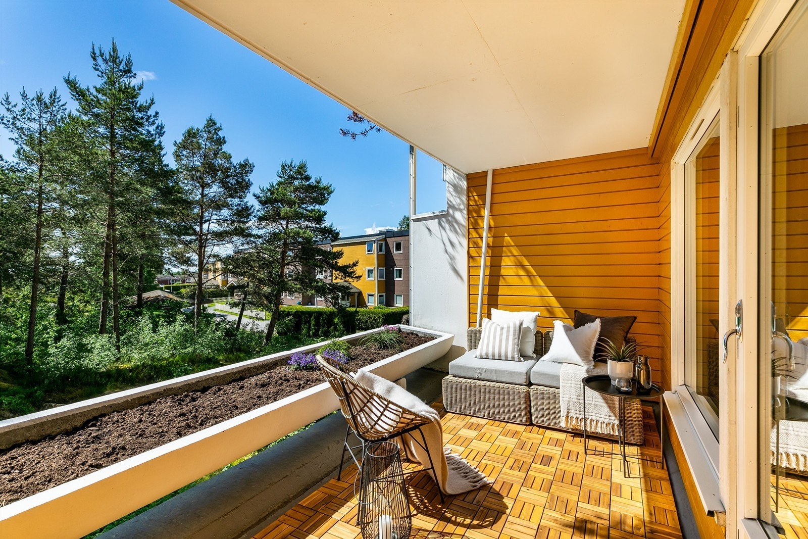 I blomsterkassen kan du plante, pynte opp og sette ditt personlige preg på balkongen. Galleribilde