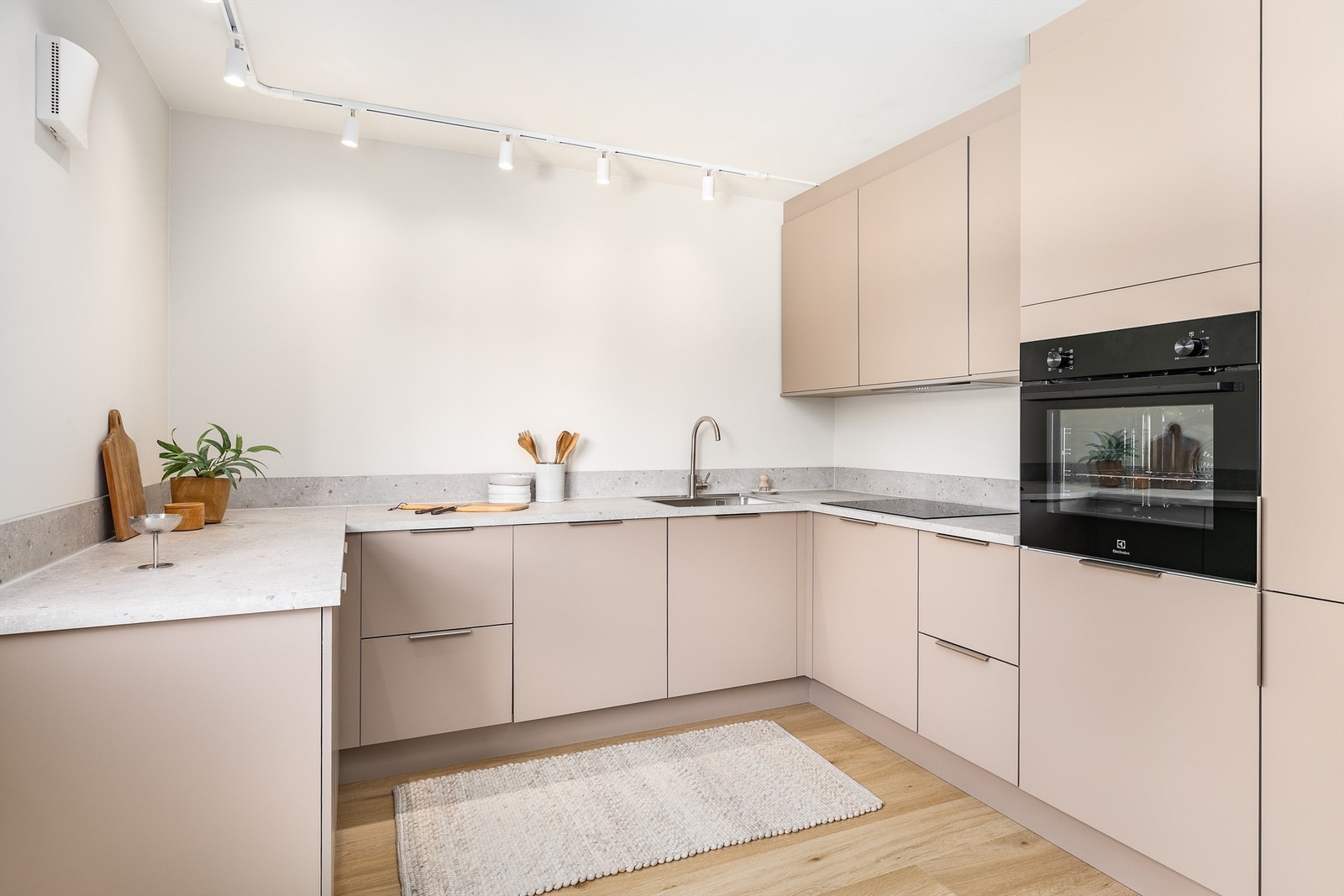 Kjøkkeninnredningen er en moderne løsning fra HTH, med integrerte hvitevarer fra Electrolux. Galleribilde