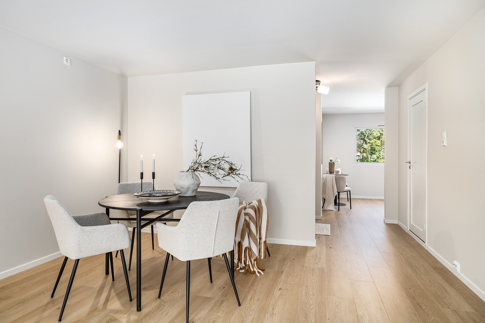 Mellom stuen og kjøkkenet er det åpnet opp. Alle gulv utenom badet er avrettet og utført med Pergo Trondheim én-stavs laminat. Varmefolie er lagt i stuen, kjøkkenet og entreen. Galleribilde