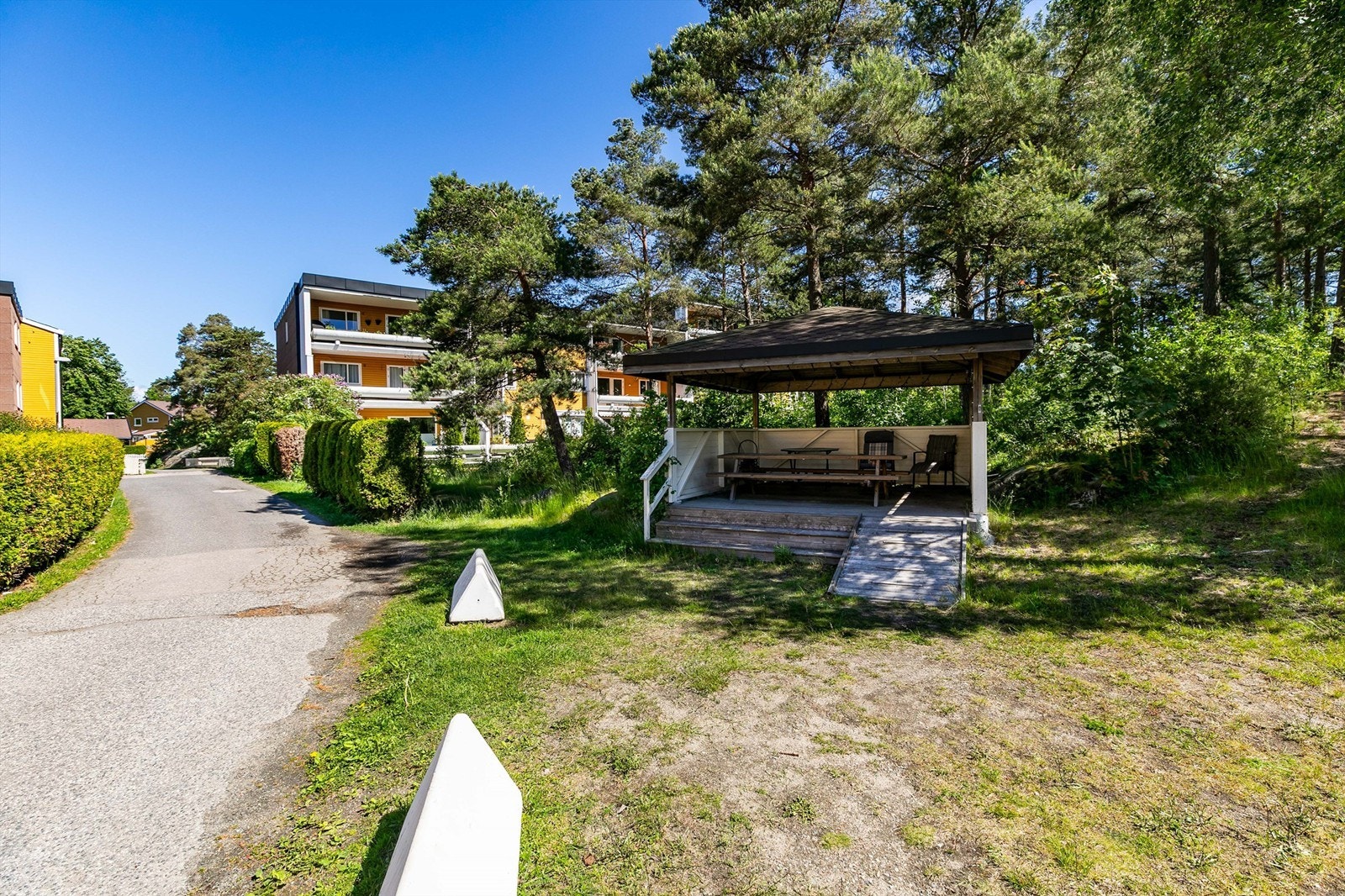 På borettslagets område er det stille og fredelig. På fellesarealene er det flere fine steder å sette seg ned. Galleribilde