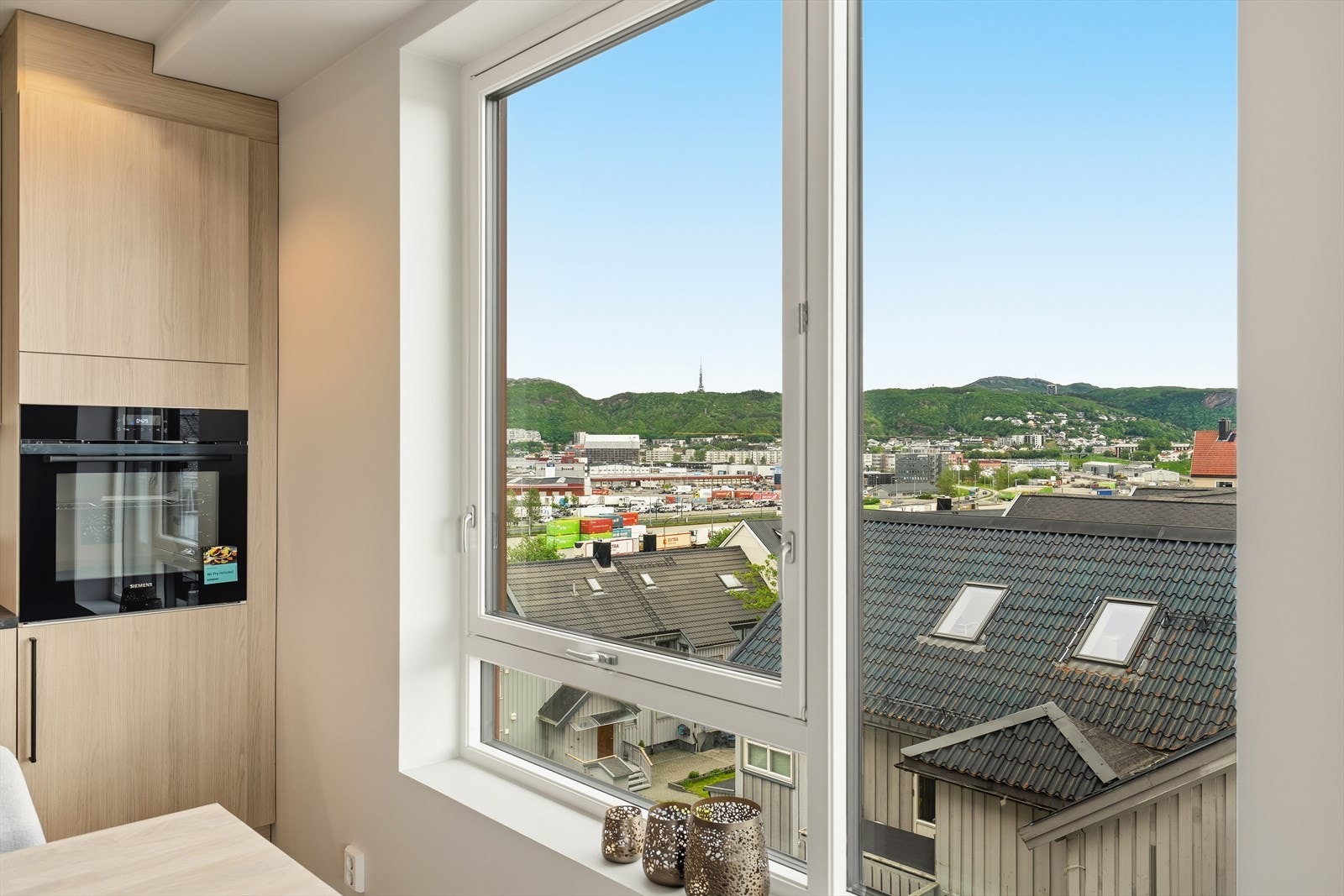 Nydelig utsikt mot Rønvikfjellene fra kjøkkensonen. Galleribilde