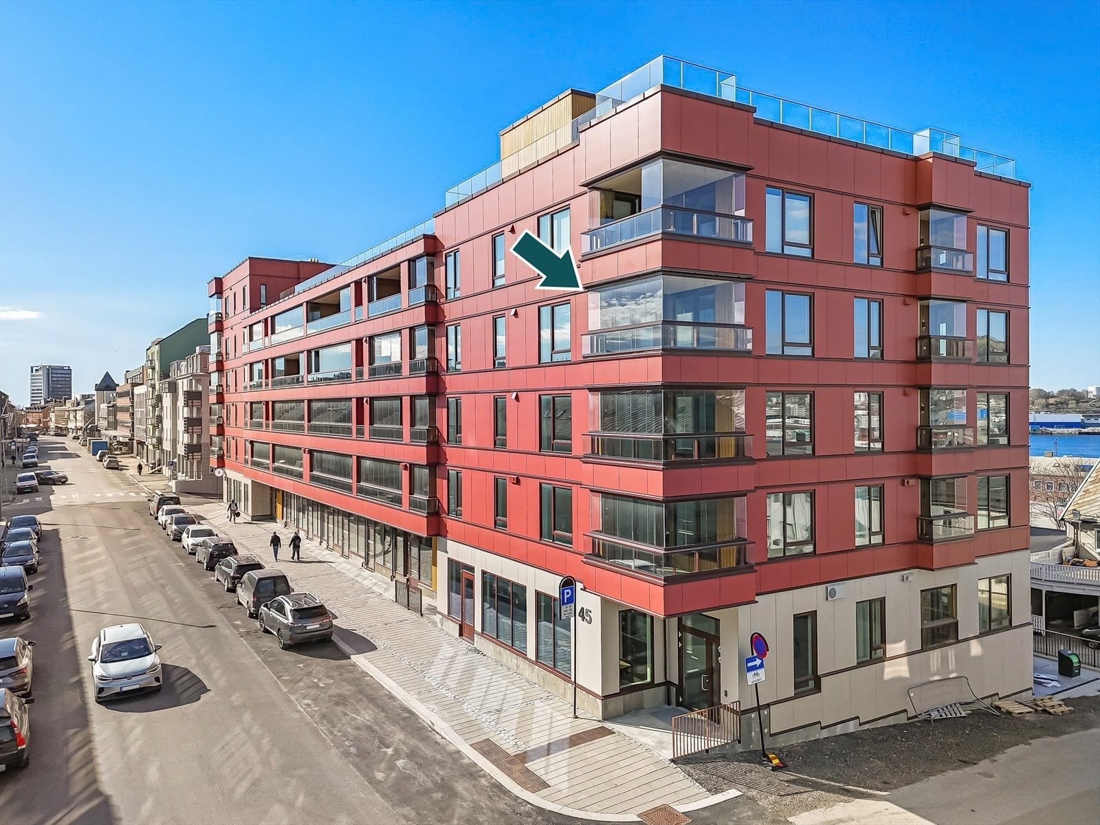 Hjørneleilighet i 4 etasje med stor innglasset balkong og flott utsikt mot sør og øst. Galleribilde
