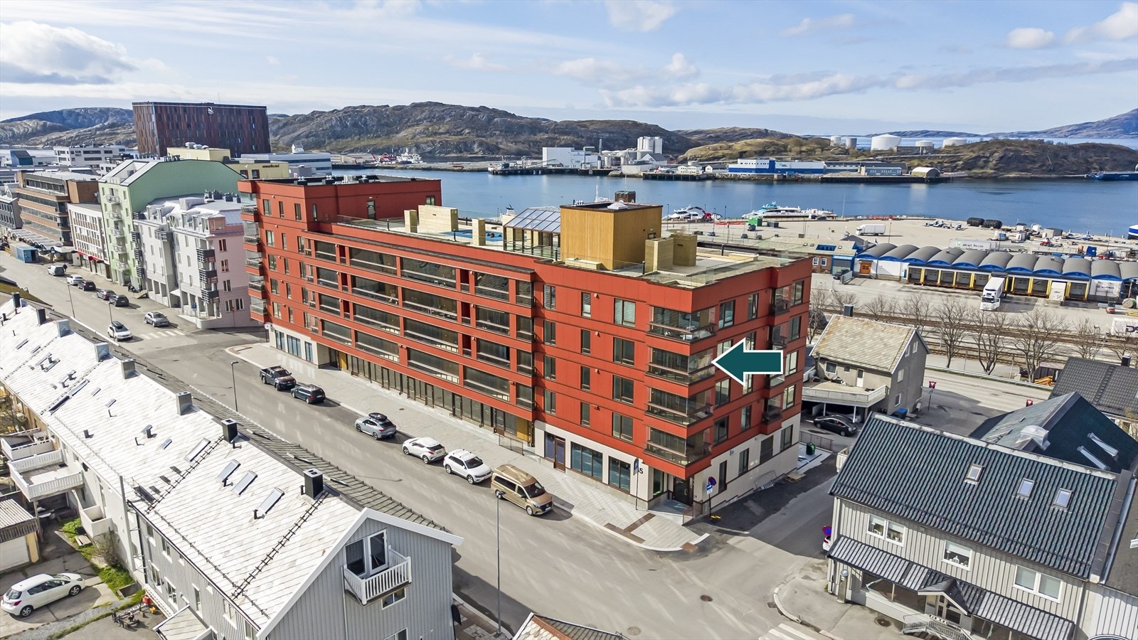 Kort gangavstand til blant annet Glasshuset Bodø, som byr på et bredt spekter av shoppingmuligheter. Galleribilde